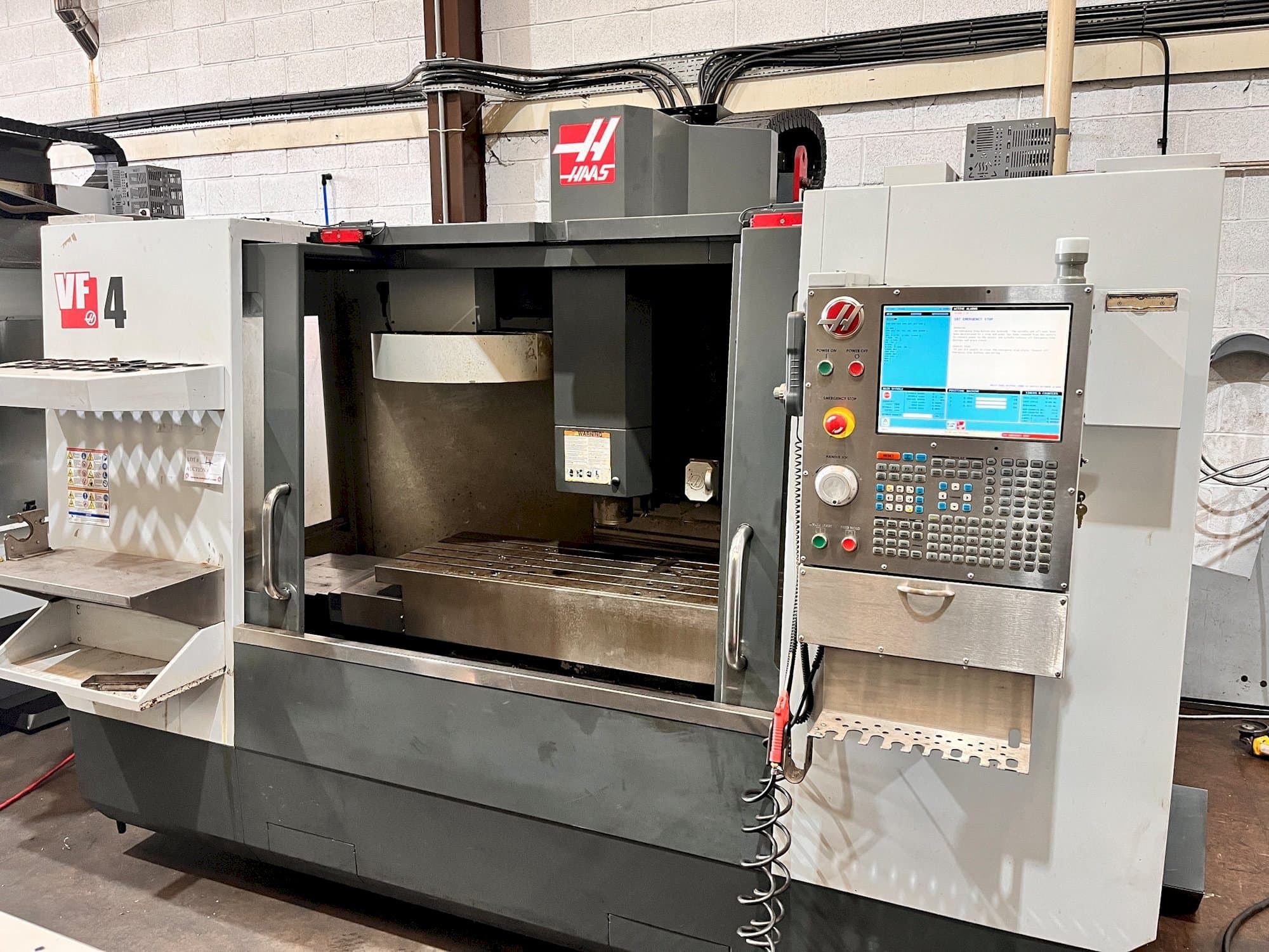 Mašīnas HAAS VF-4  pretskats