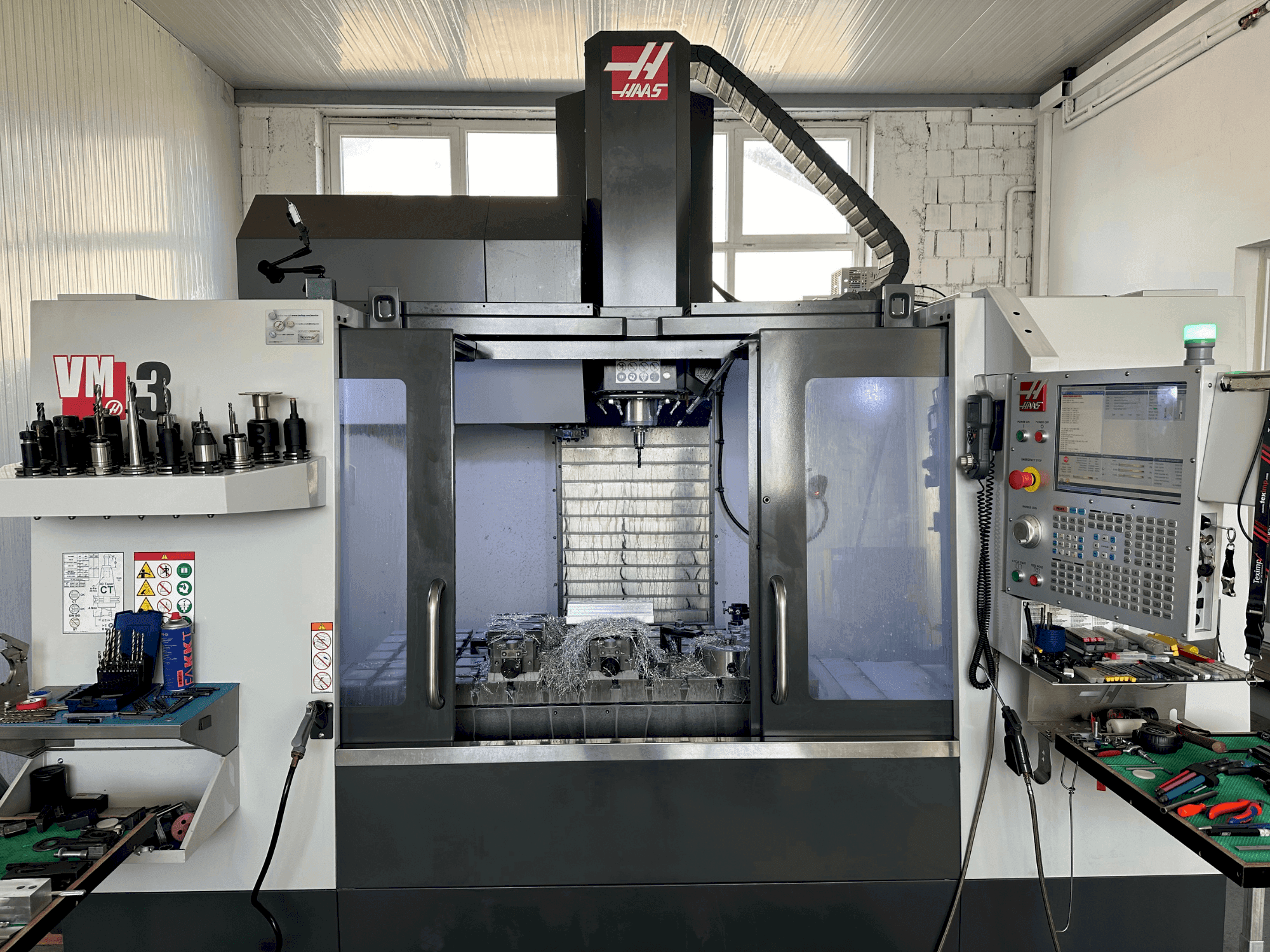 Mašīnas HAAS VM-3  pretskats
