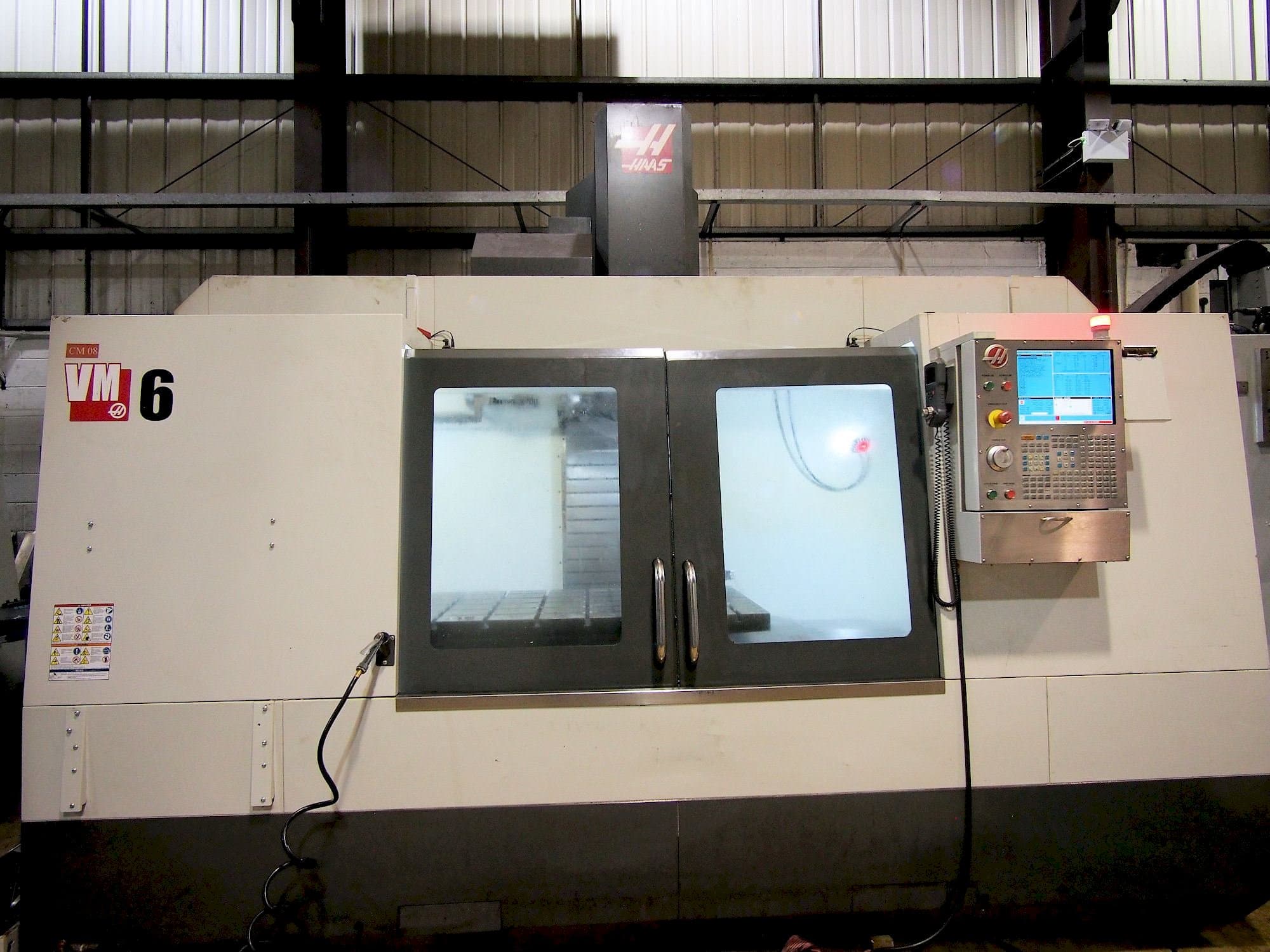 Mašīnas HAAS VM-6  pretskats