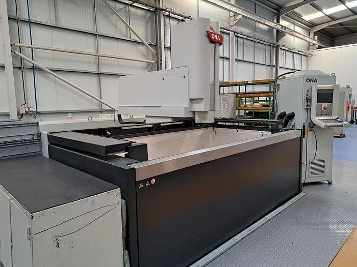 Mašīnas ONA QX8 B1 L pretskats