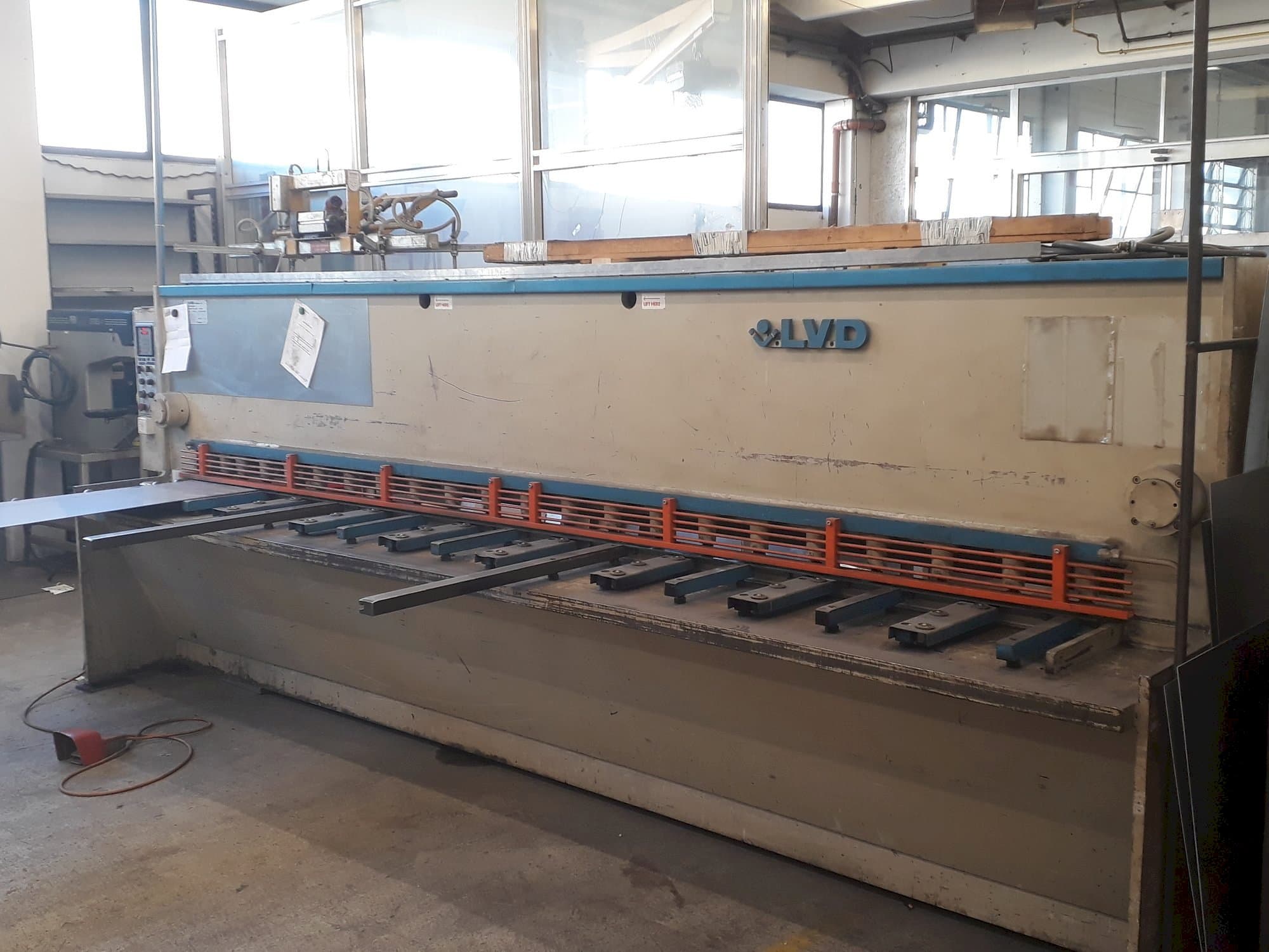 Mašīnas LVD HST 40/6 pretskats