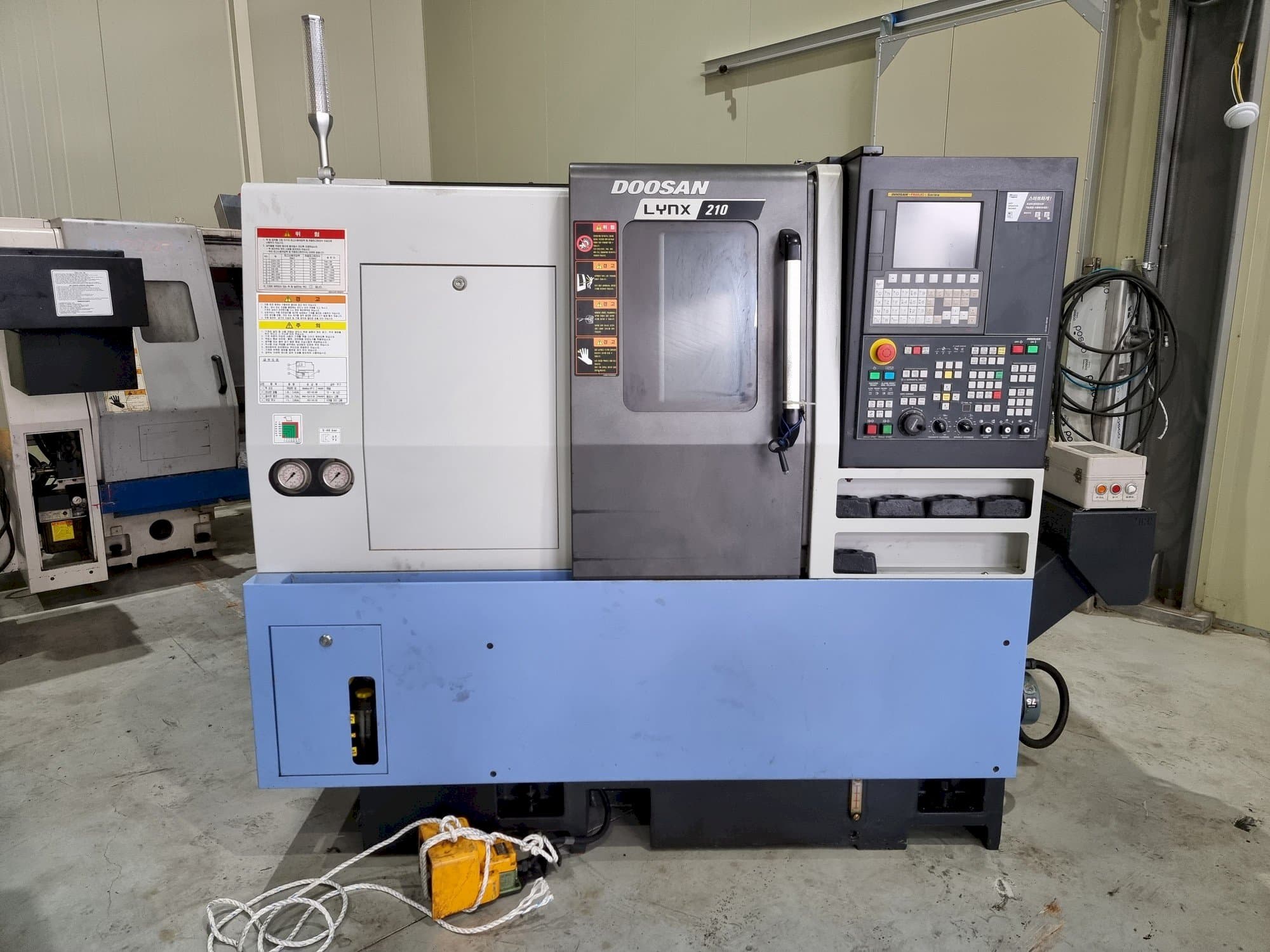 Mašīnas Doosan LYNX 210 pretskats