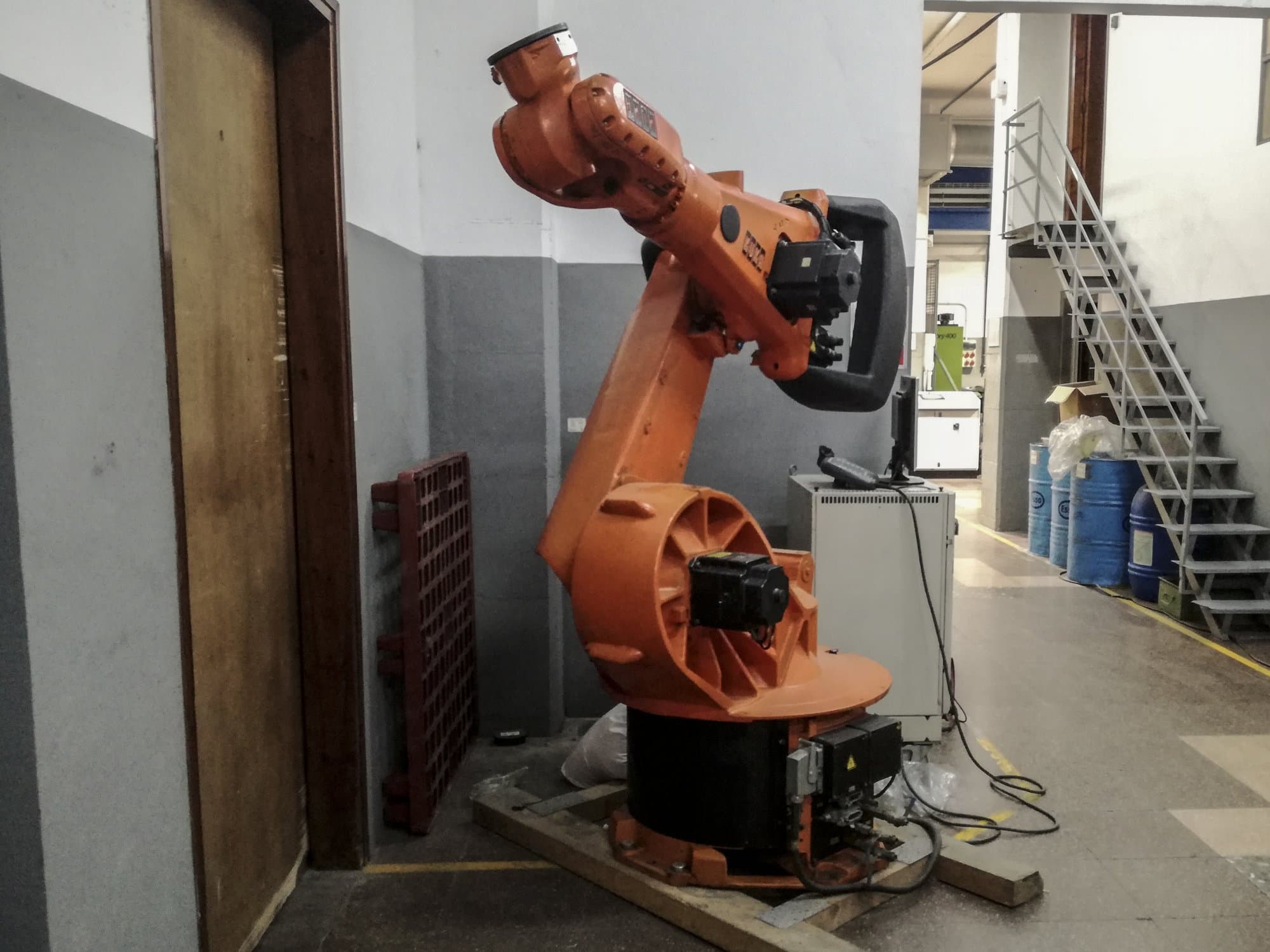 Mašīnas KUKA KR 150-2 (VKR C1) skats no kreisās puses