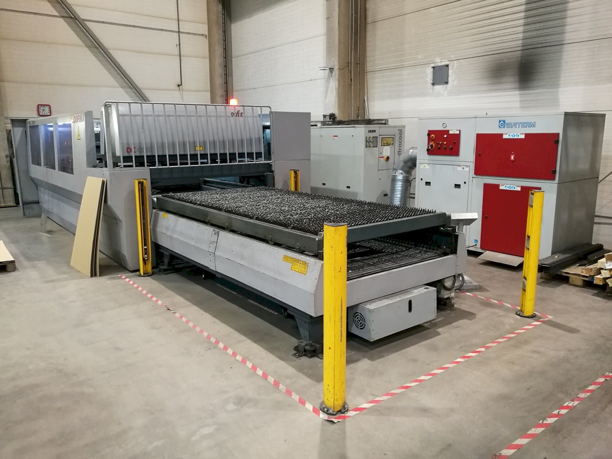 Mašīnas Durma HDL 3015 kreisās malas skats