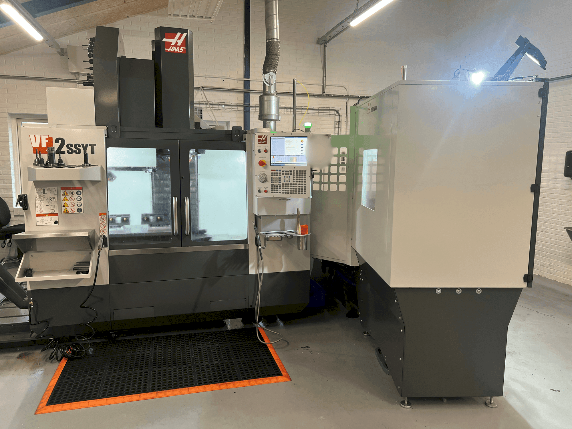 Mašīnas HAAS VF-2SSYT pretskats