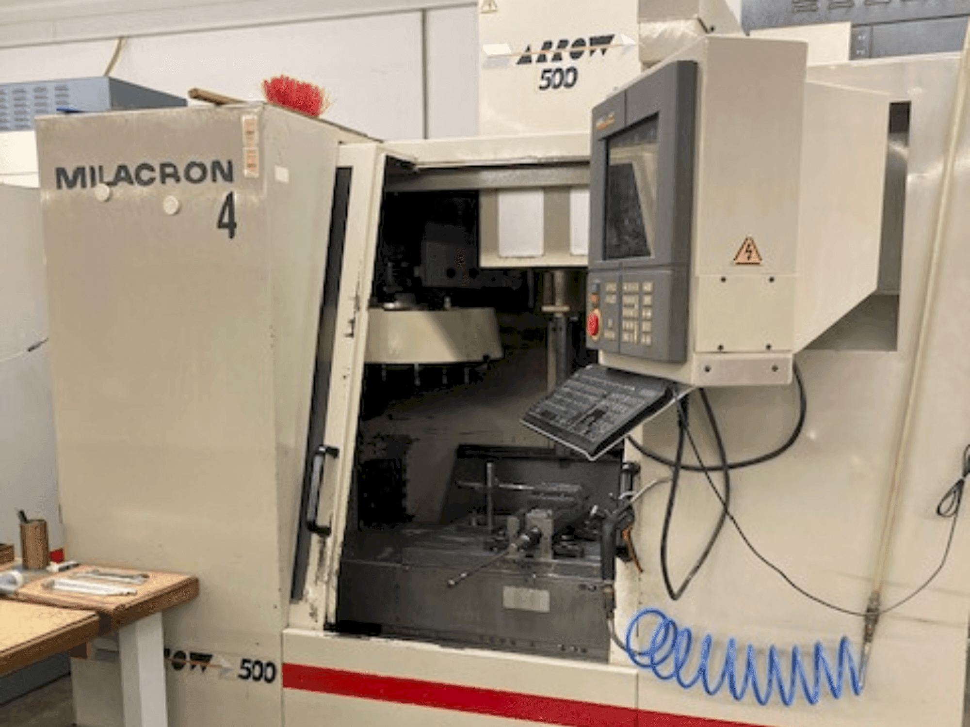Mašīnas Cincinnati Milacron Arrow 500 pretskats
