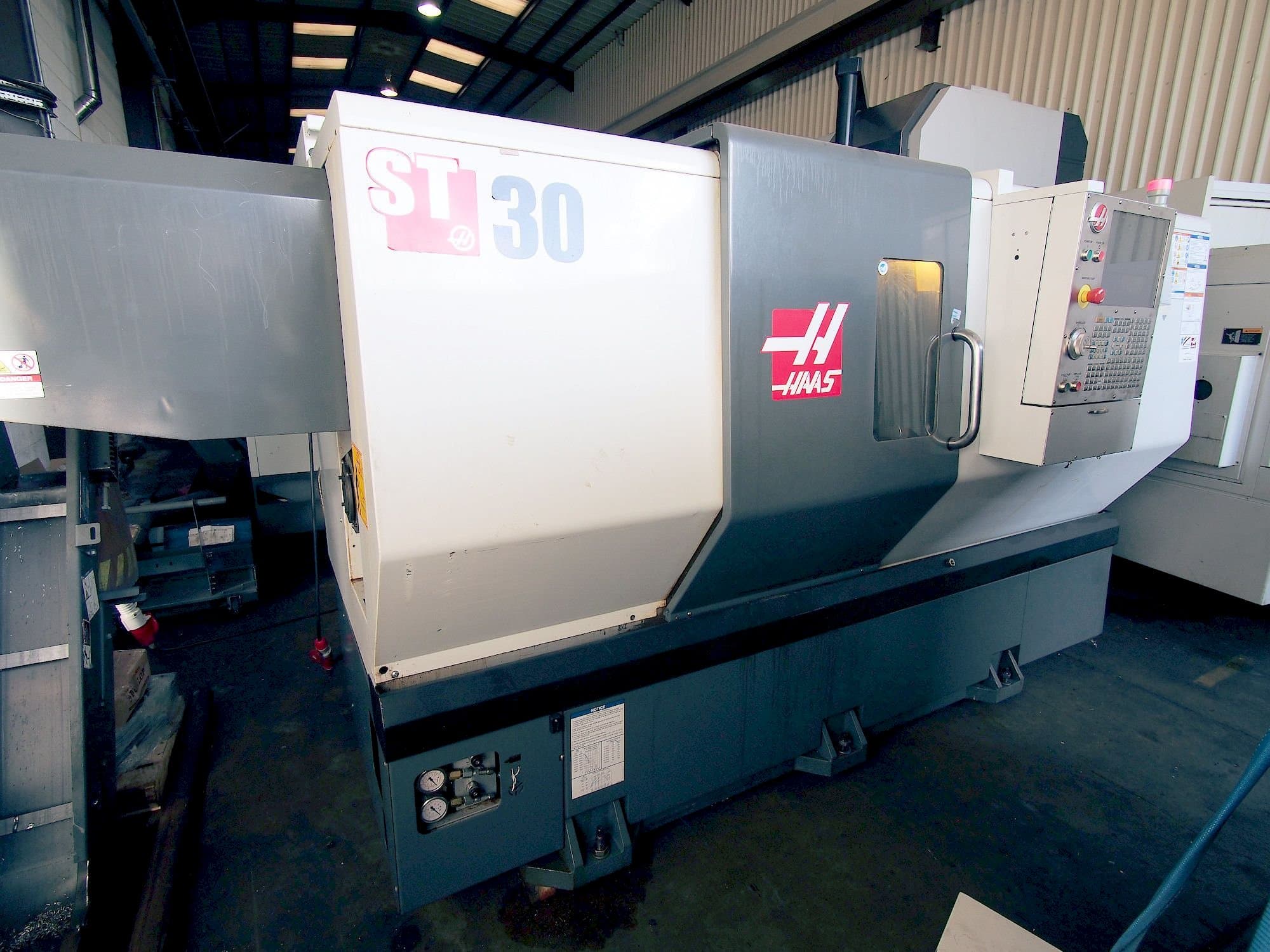 Mašīnas HAAS ST-30 pretskats