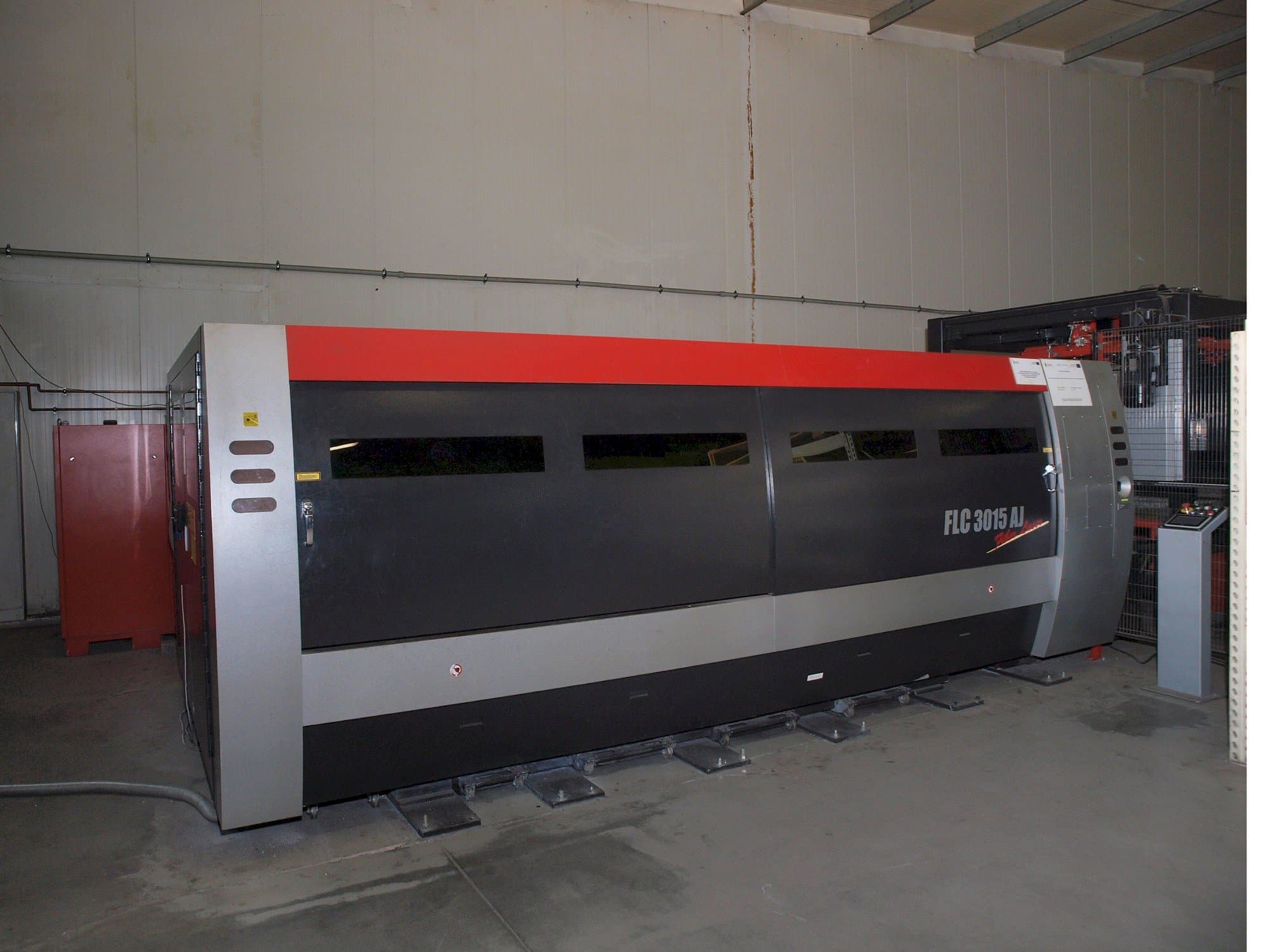 Mašīnas AMADA LC-3015 AJ 2kW Fiber laser pretskats