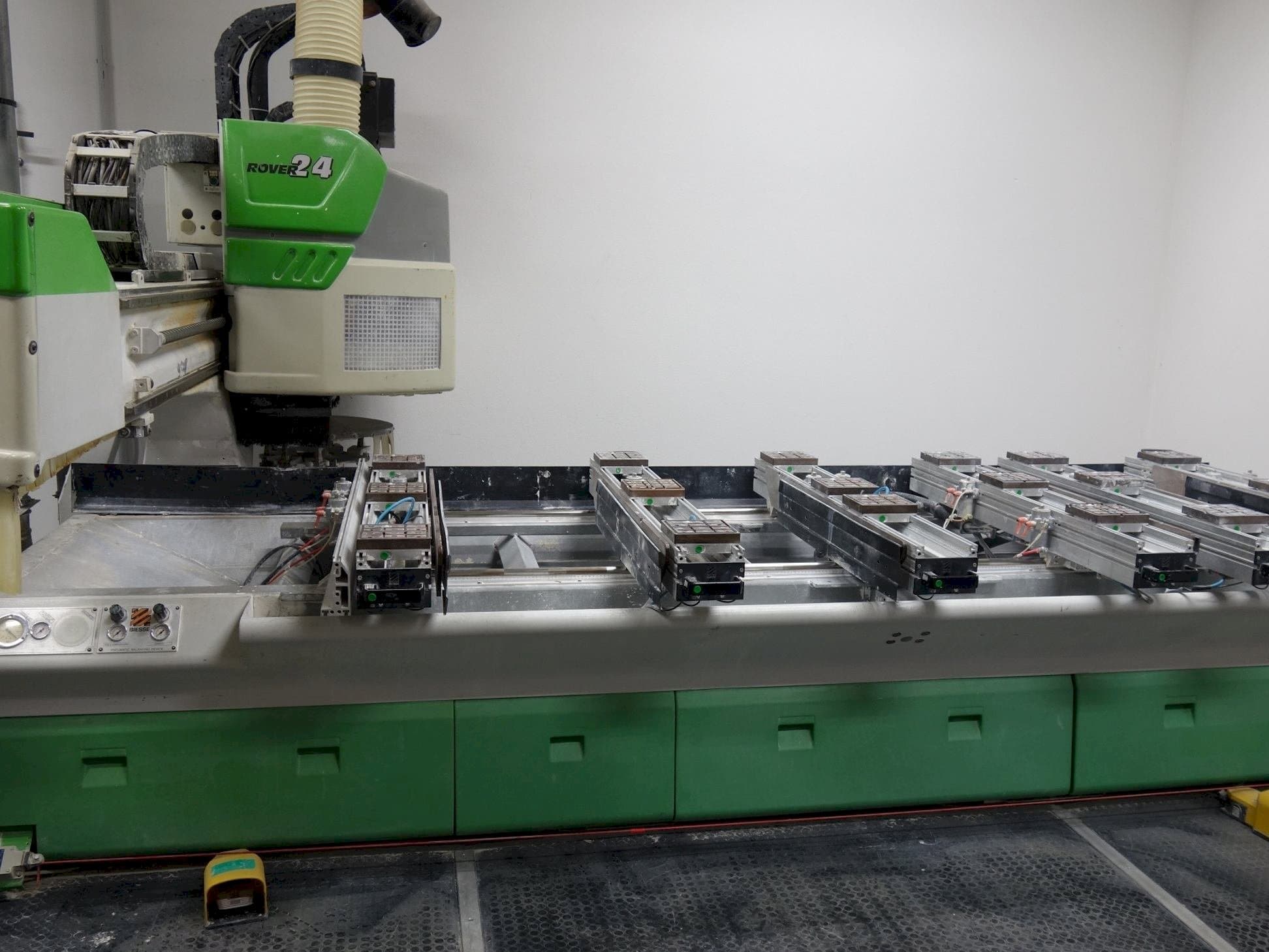 Mašīnas BIESSE Rover 24 S  pretskats