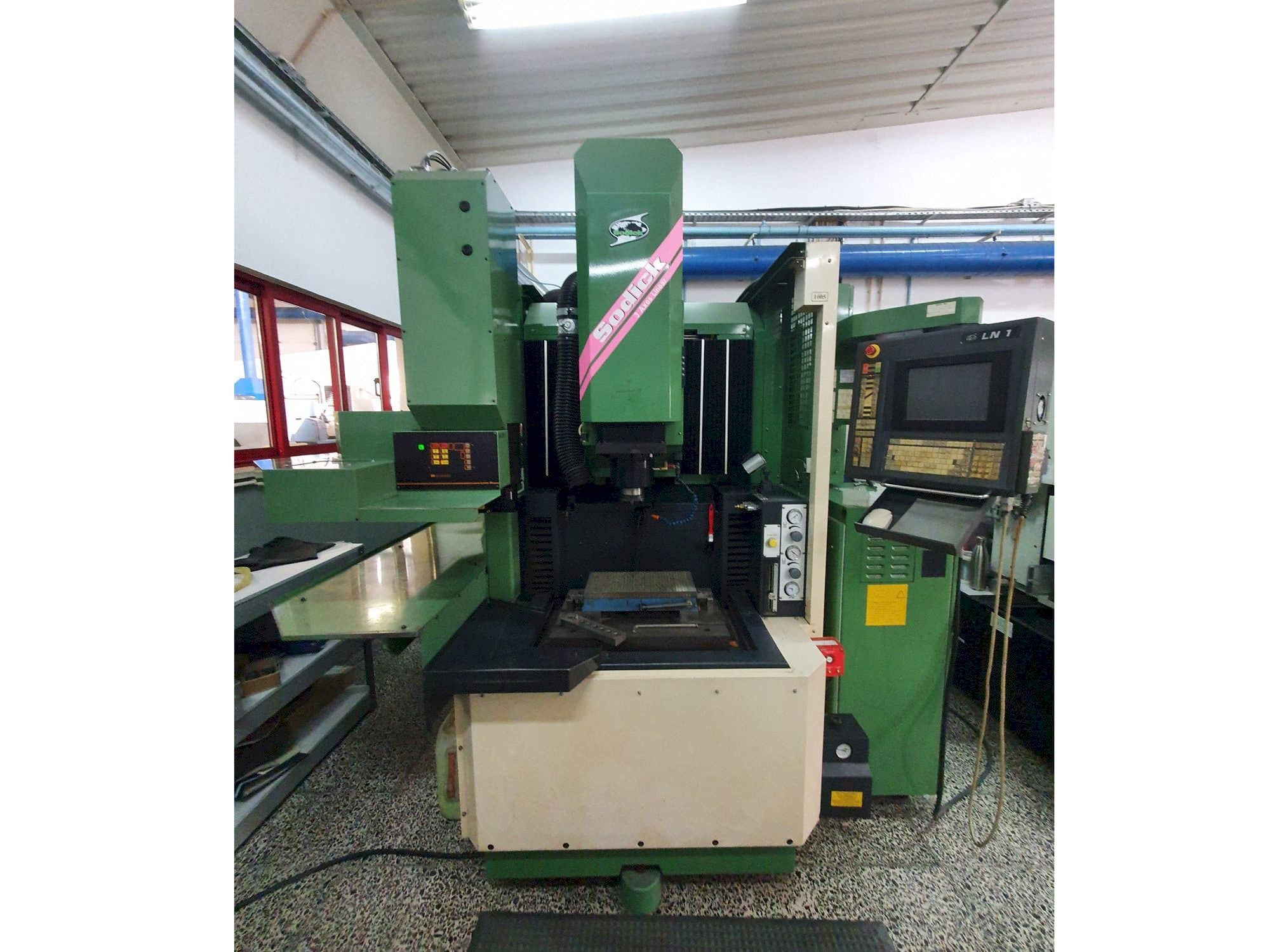 Mašīnas Sodick AQ35L  pretskats