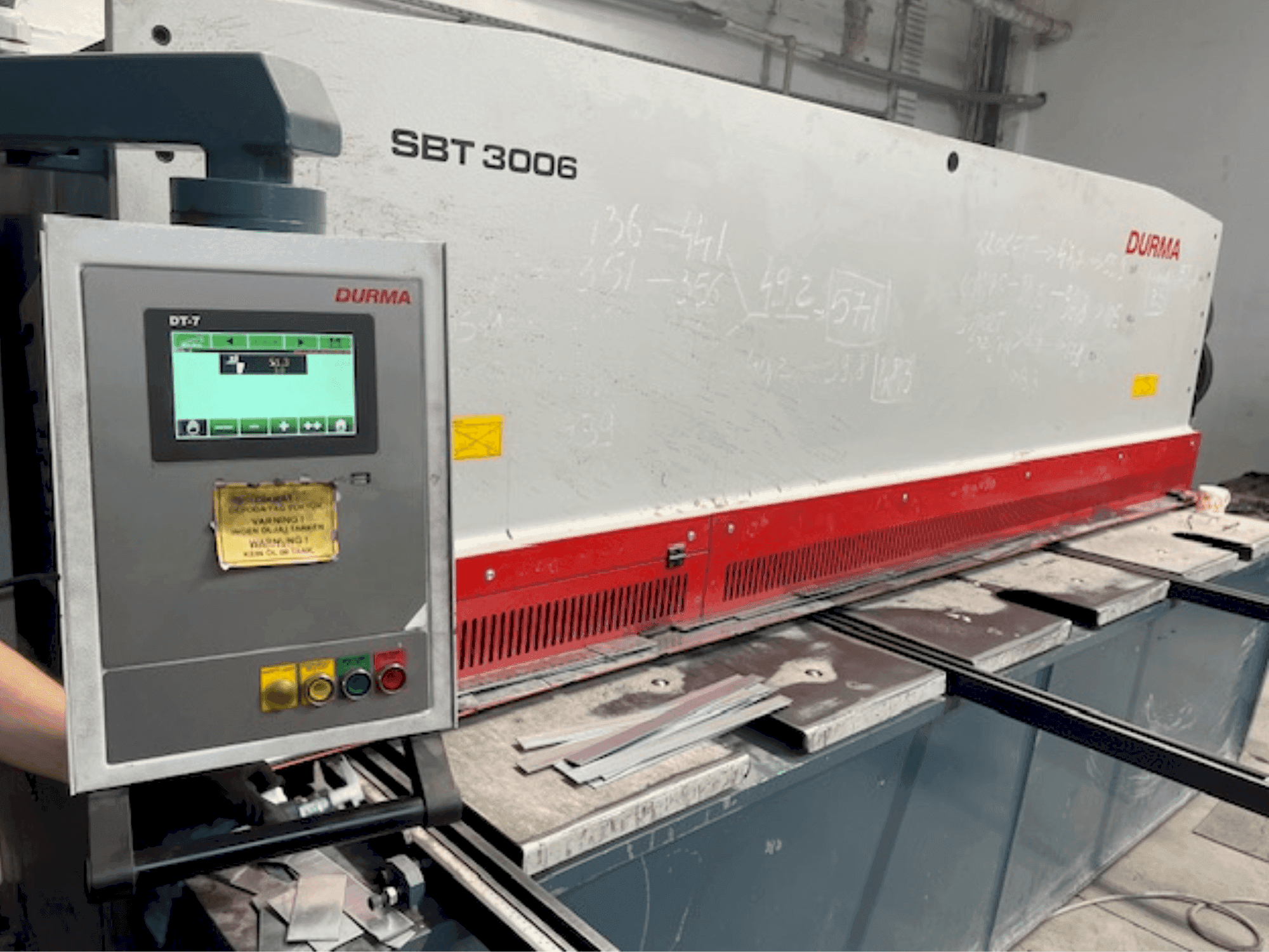 Mašīnas Durma SBT 3006 pretskats