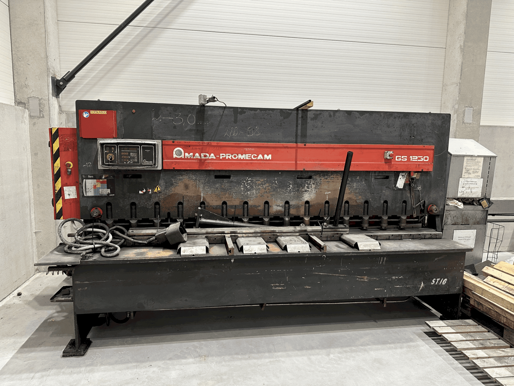 Mašīnas AMADA Promecam GS1230 pretskats