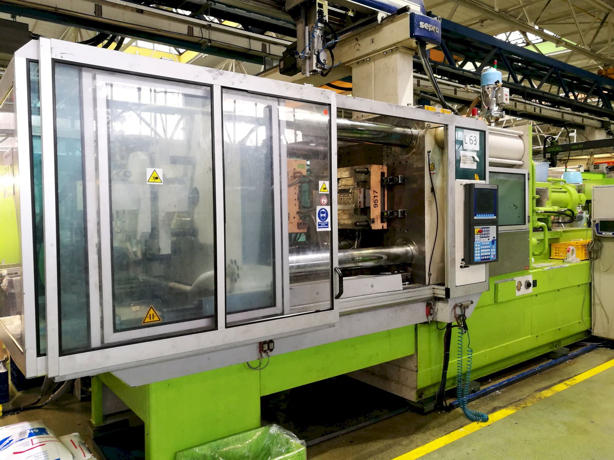 Mašīnas Krauss Maffei 420-1900 C2 skats  no kreisās puses