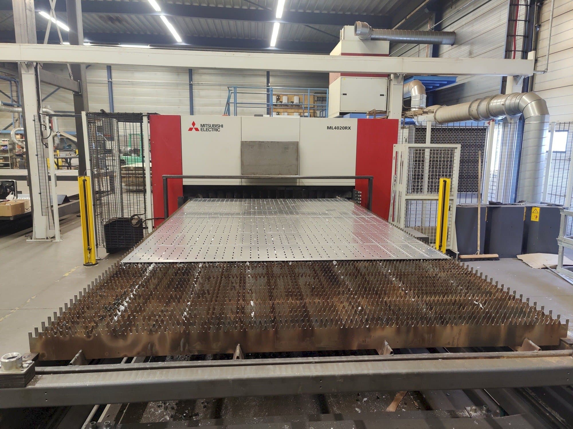 Mašīnas Mitsubishi ML4020RX-F60 6,0kW CO2 pretskats