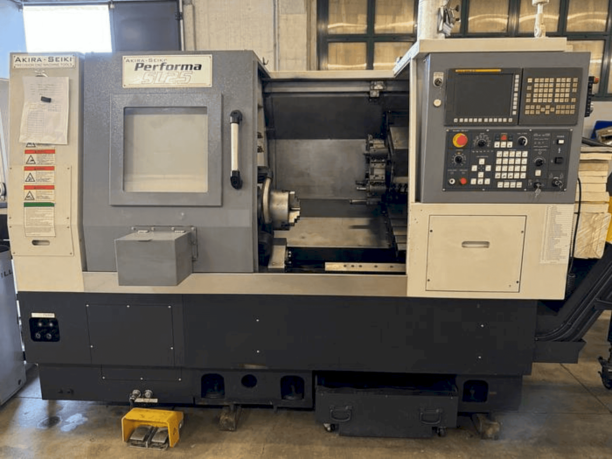 Mašīnas Akira Seiki Performa SL25  pretskats