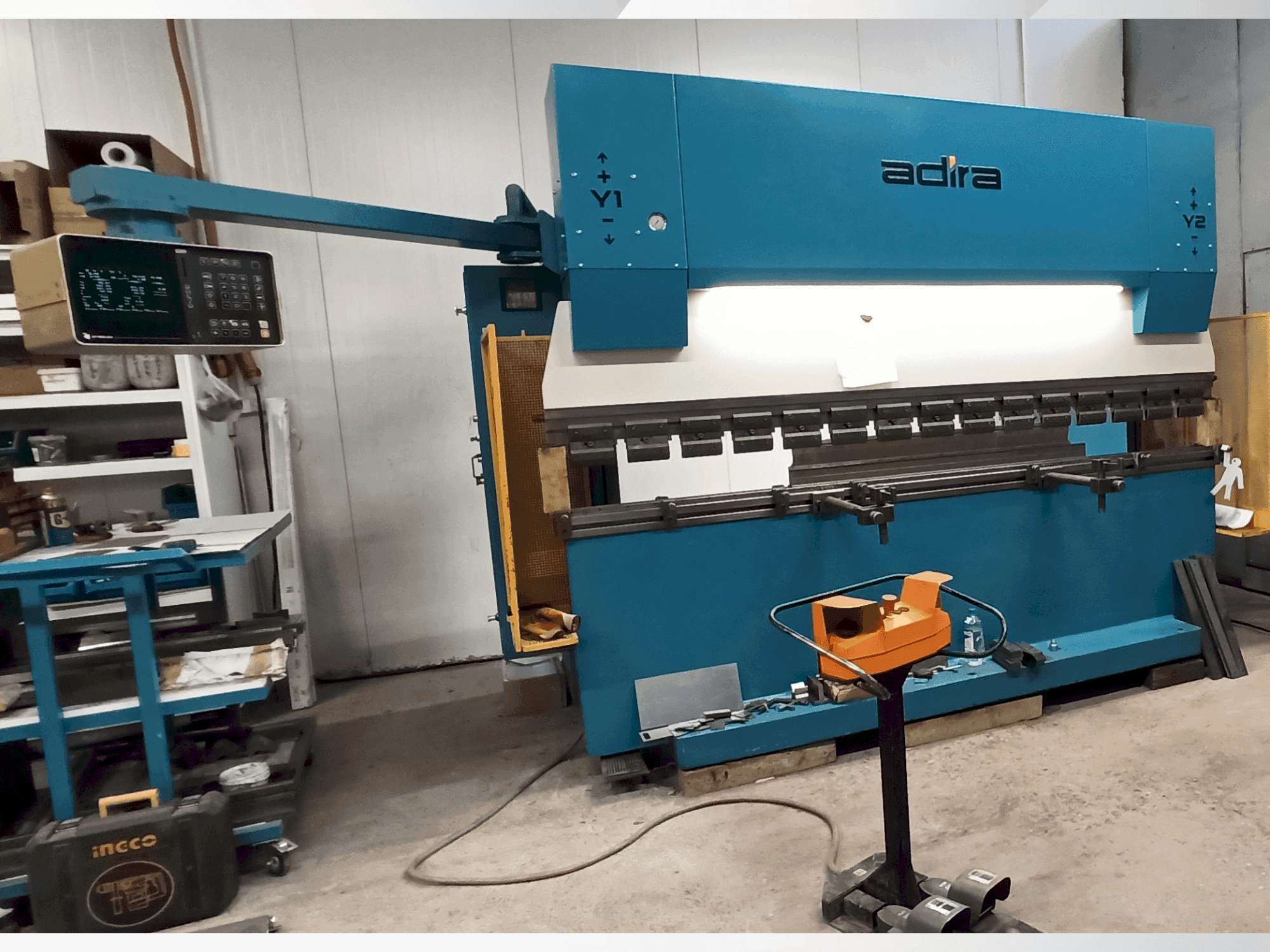 Mašīnas ADIRA QIH-11030 DNC CR pretskats