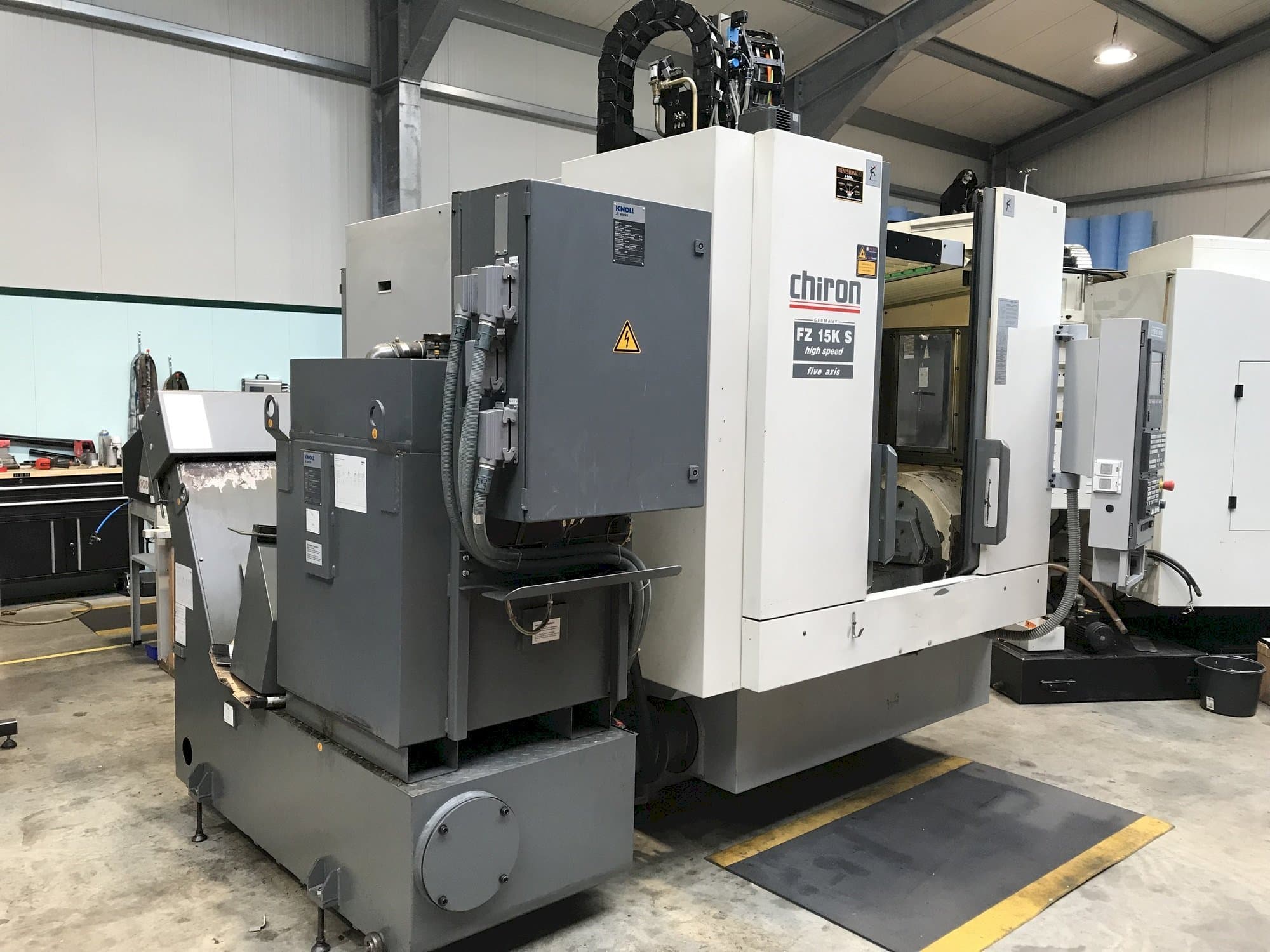 Mašīnas CHIRON FZ15 KS pretskats