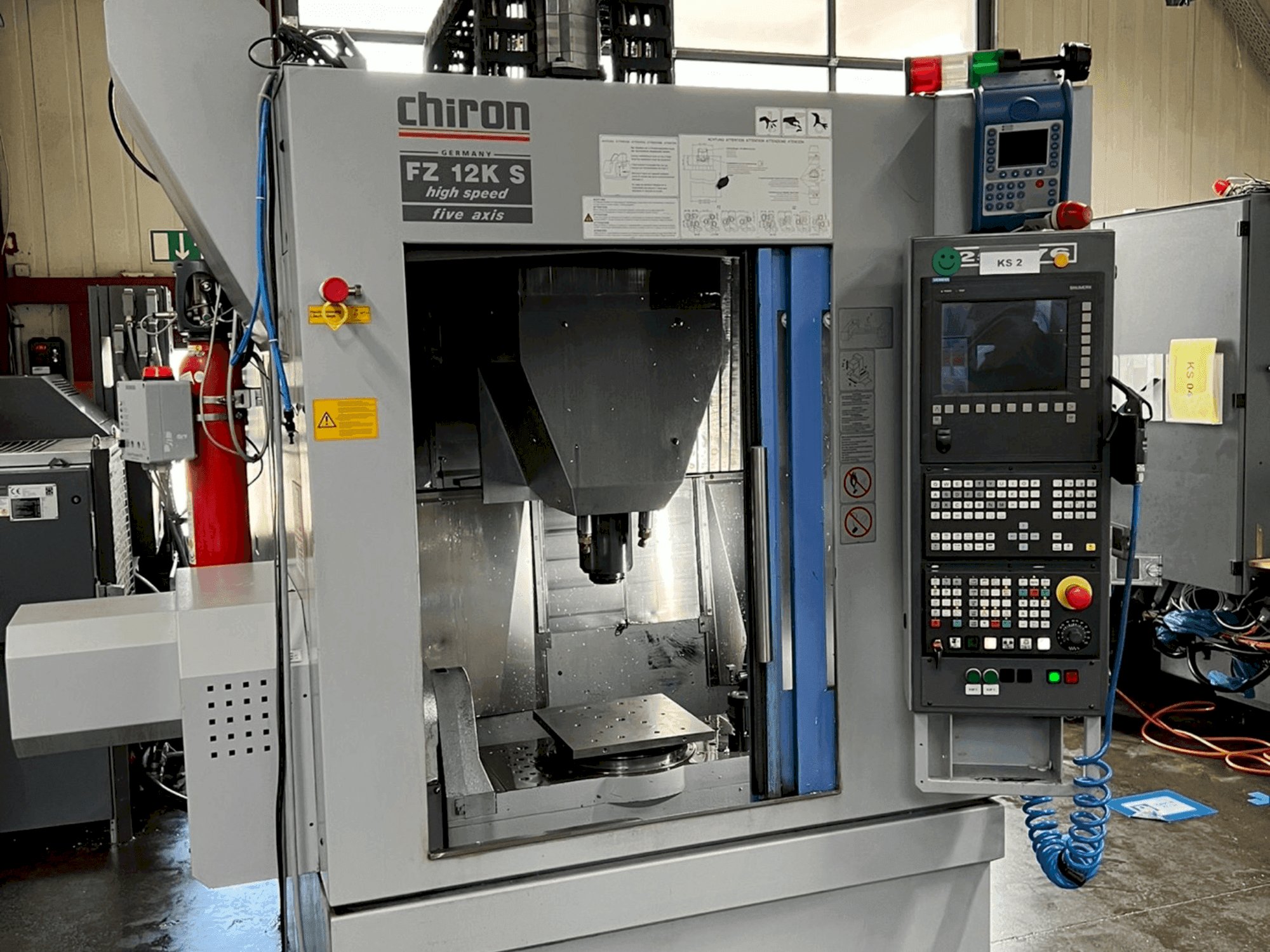 Mašīnas CHIRON FZ12 KS pretskats