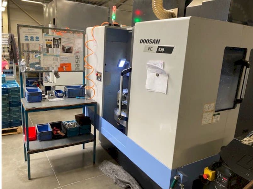 Mašīnas Doosan VC 430 pretskats
