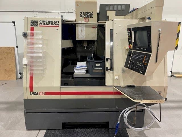 Mašīnas Cincinnati Milacron Sabre 500 pretskats