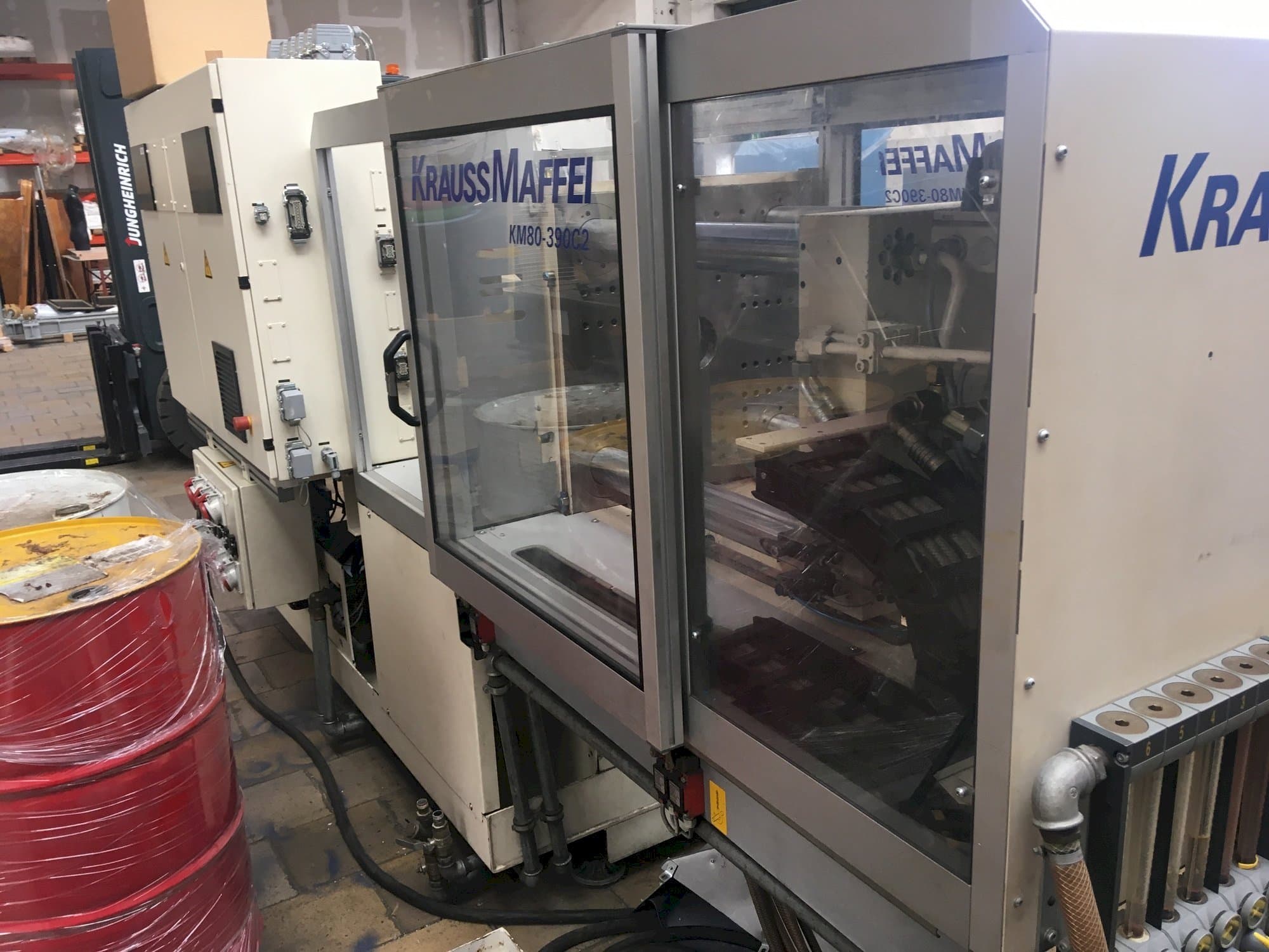 Mašīnas Krauss Maffei 80/390 C2 skats no labās puses
