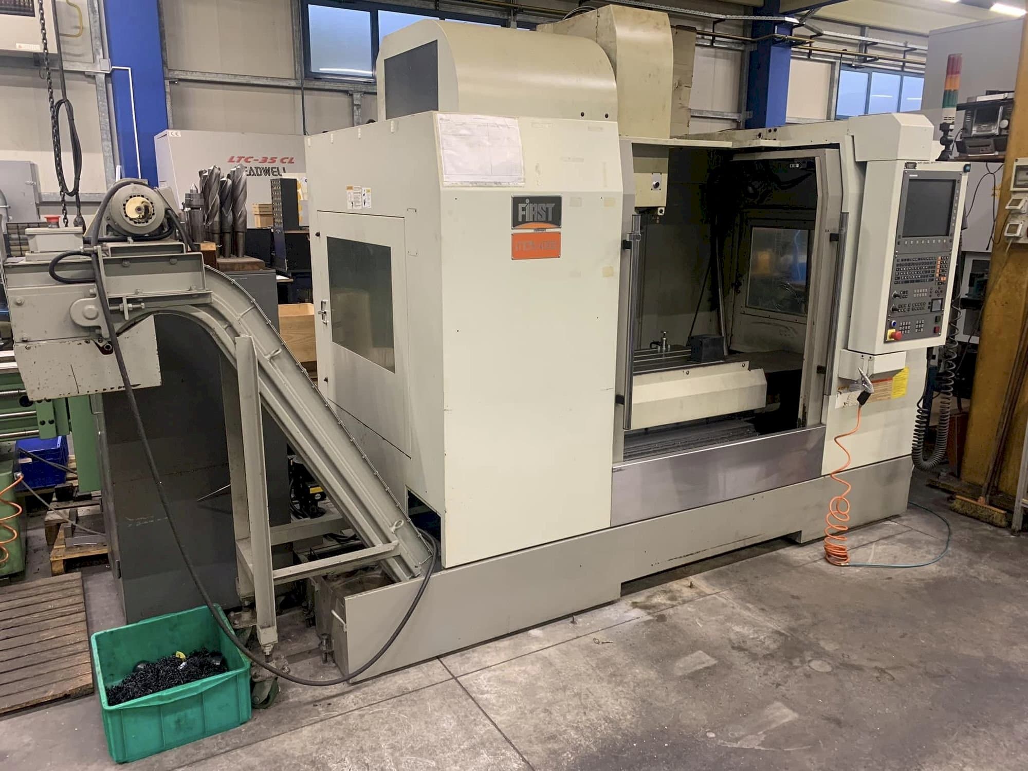 Mašīnas FIRST MCV 1000 pretskats