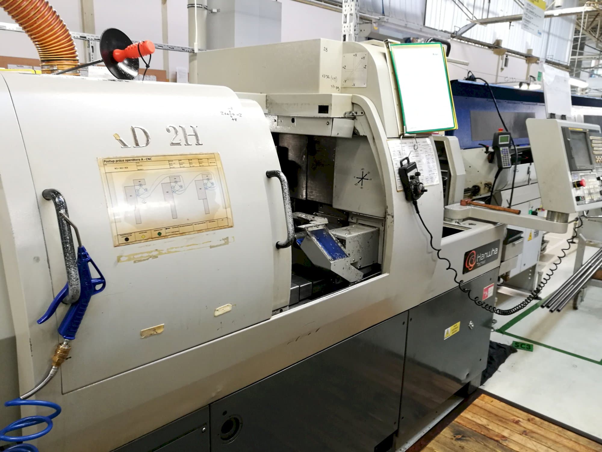 Mašīnas Hanwha XD 32 H skats no labās puses