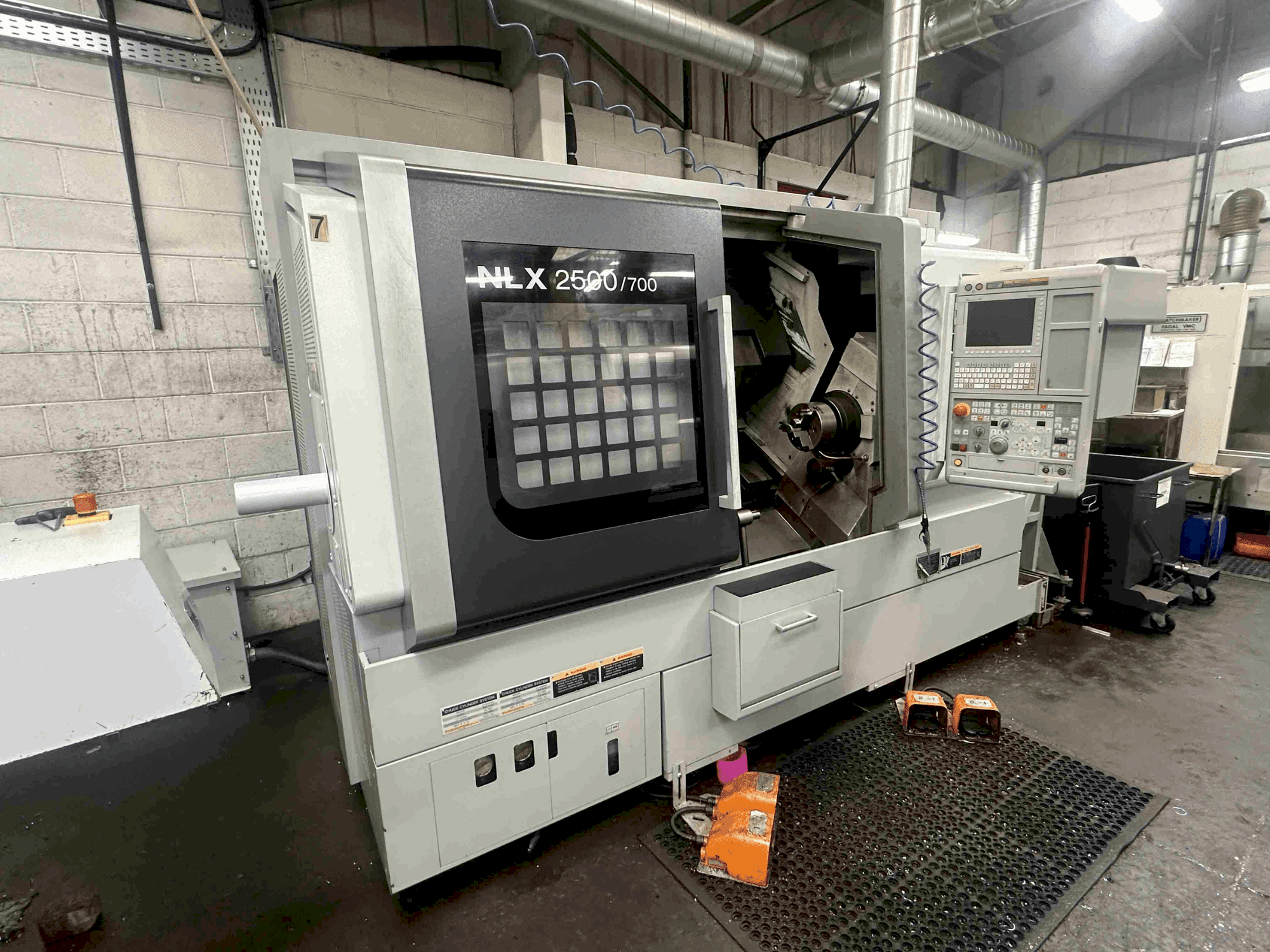 Mašīnas DMG MORI NLX2500SY/700 kreisās malas skats