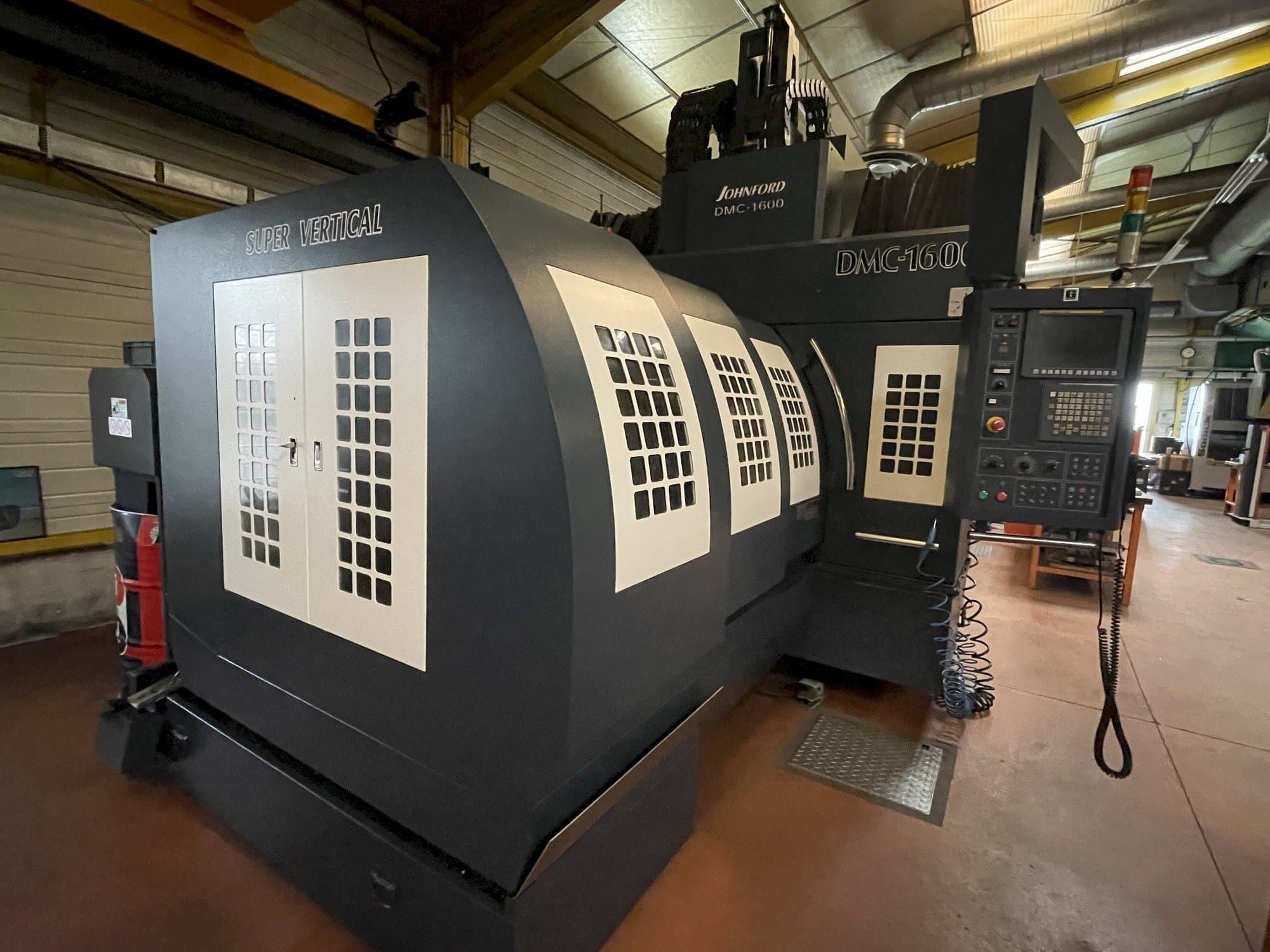 Mašīnas Johnford DMC 1600 skats no kreisās puses