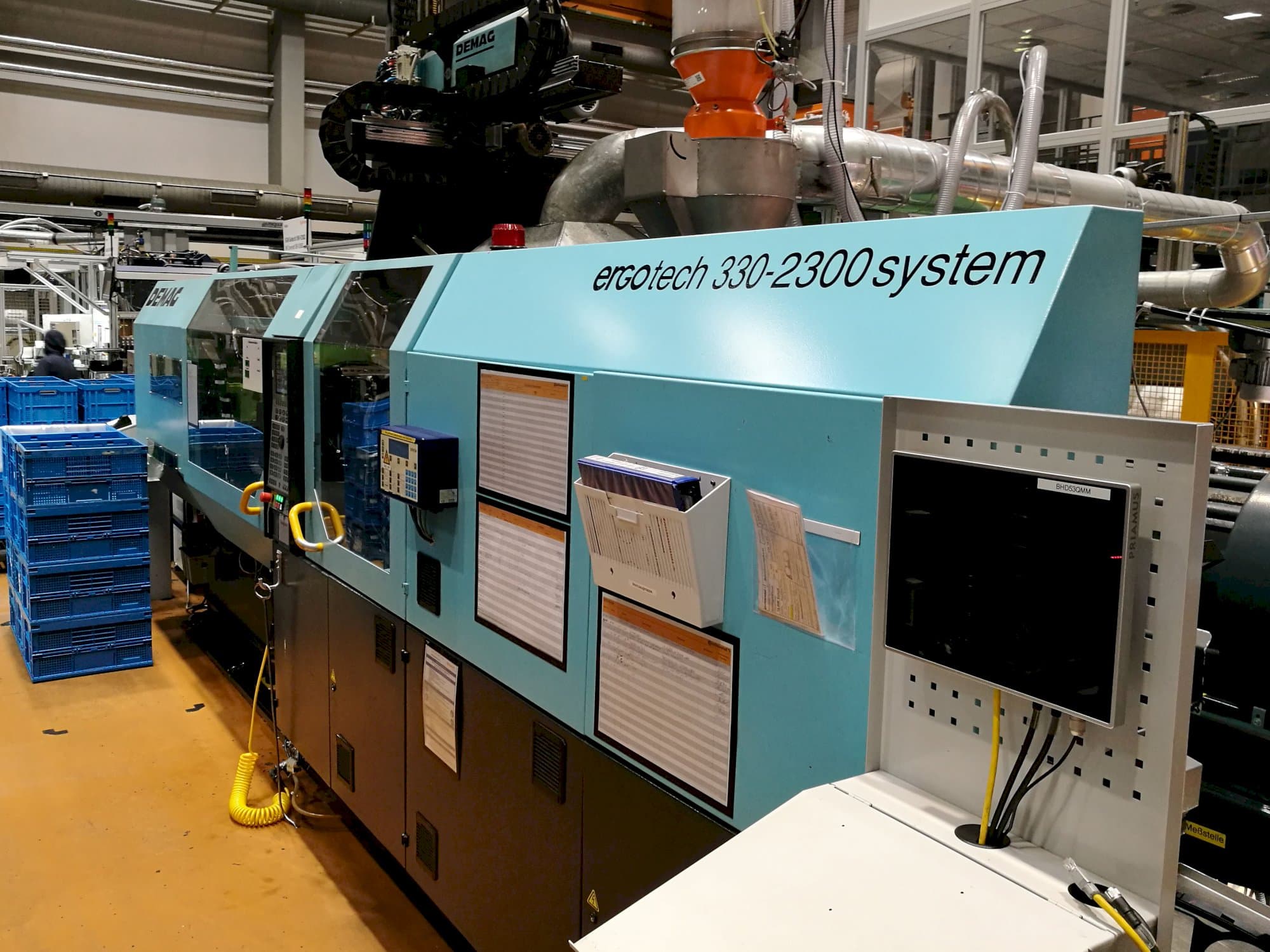 Mašīnas DEMAG Ergotech 330-2300 skats no labās puses