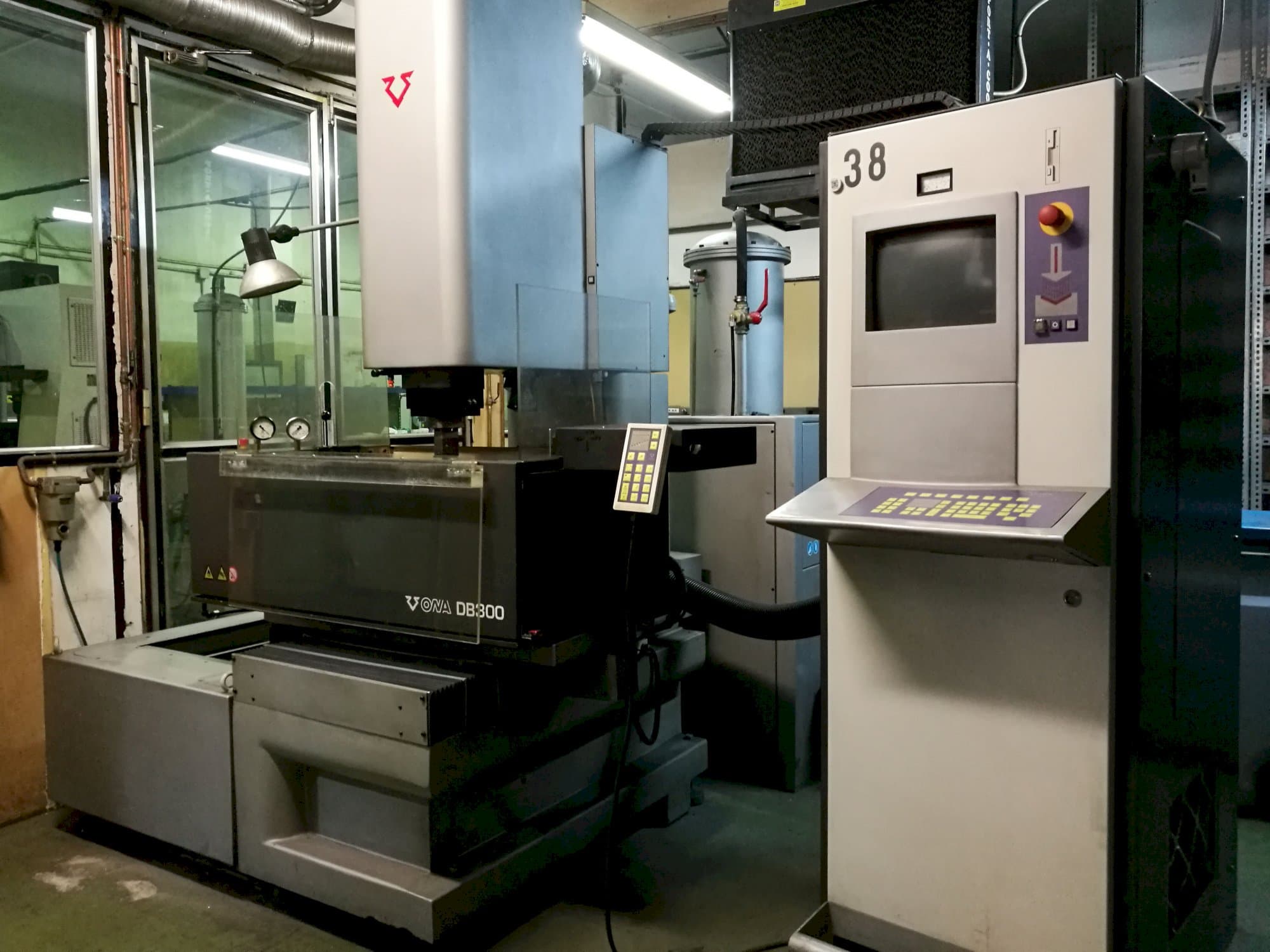 Mašīnas ONA DB300 skats no labās puses