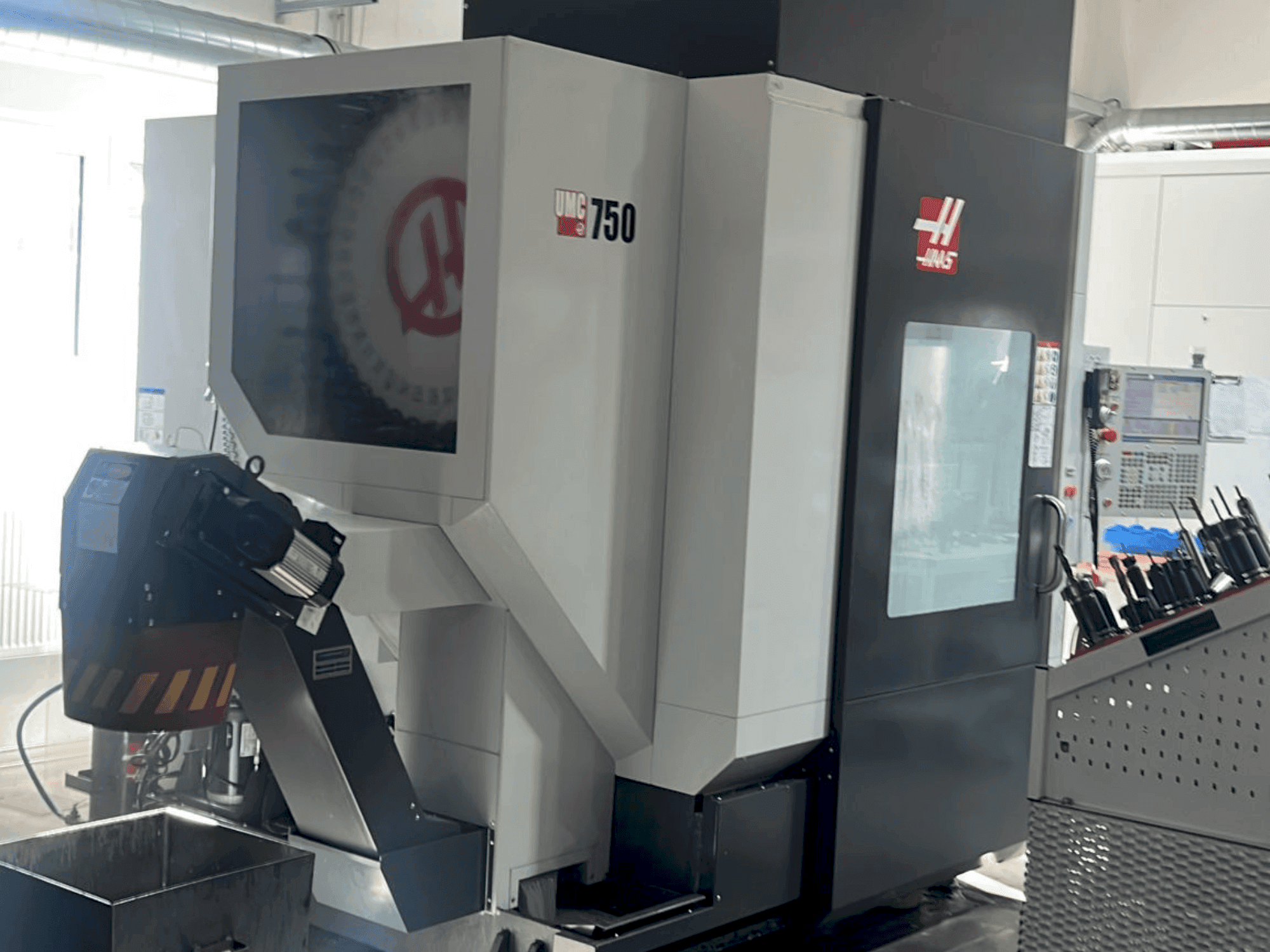 Mašīnas HAAS UMC-750 pretskats