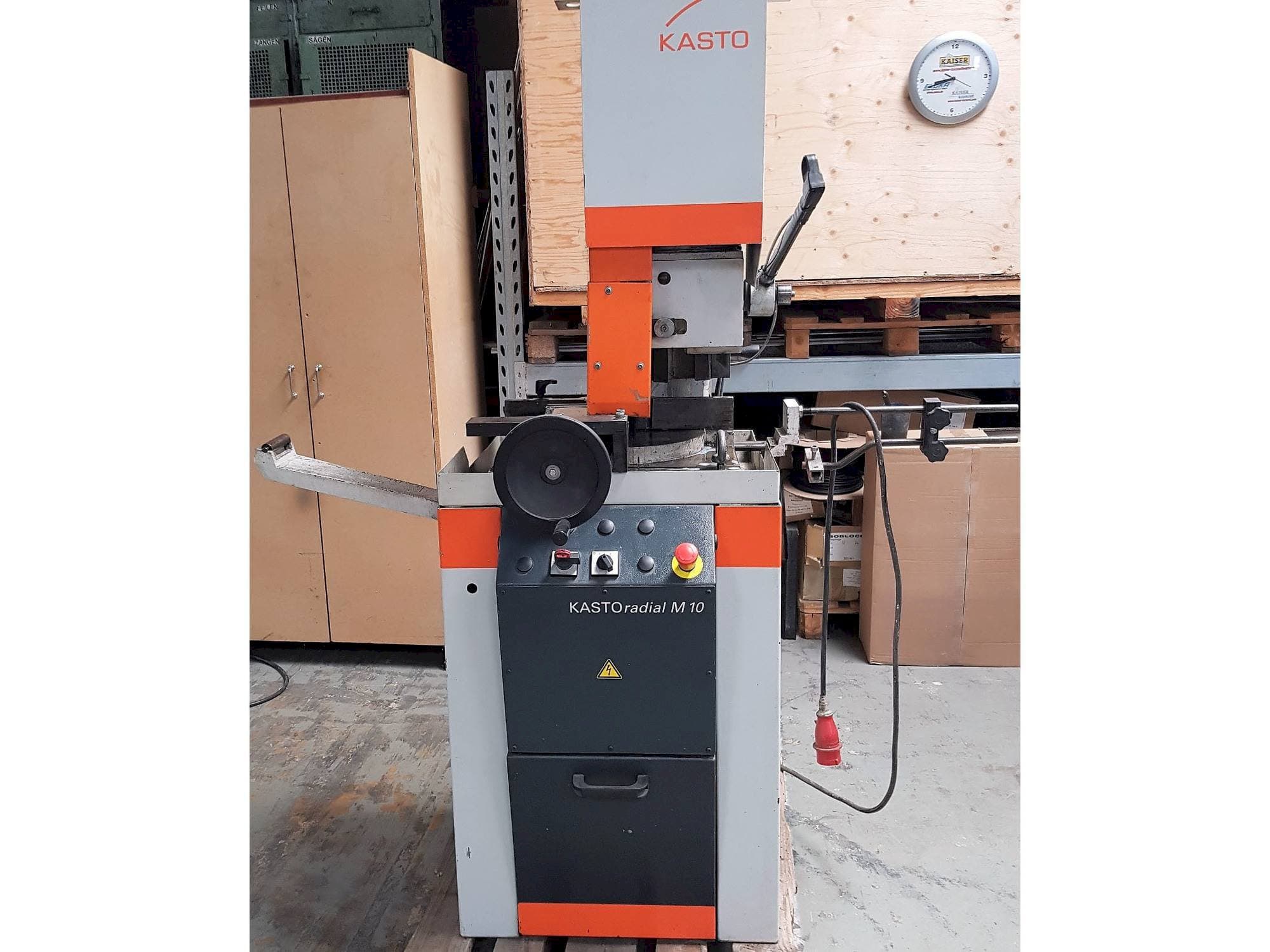 Mašīnas KASTO Radial M 10 pretskats