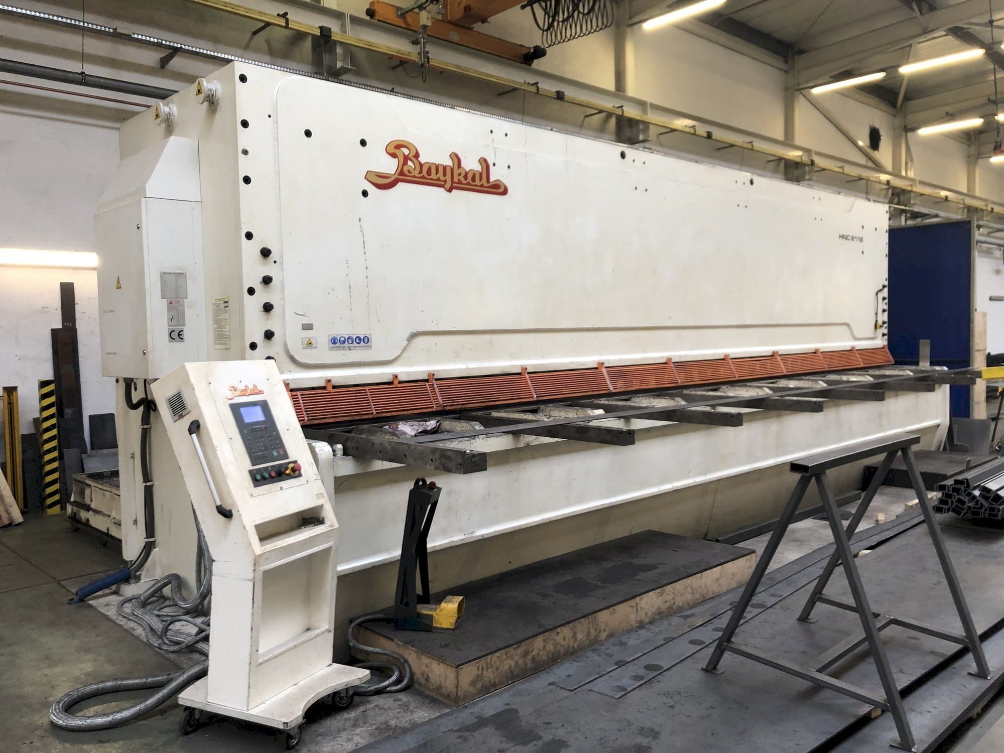 Mašīnas Baykal HNC 8116 pretskats