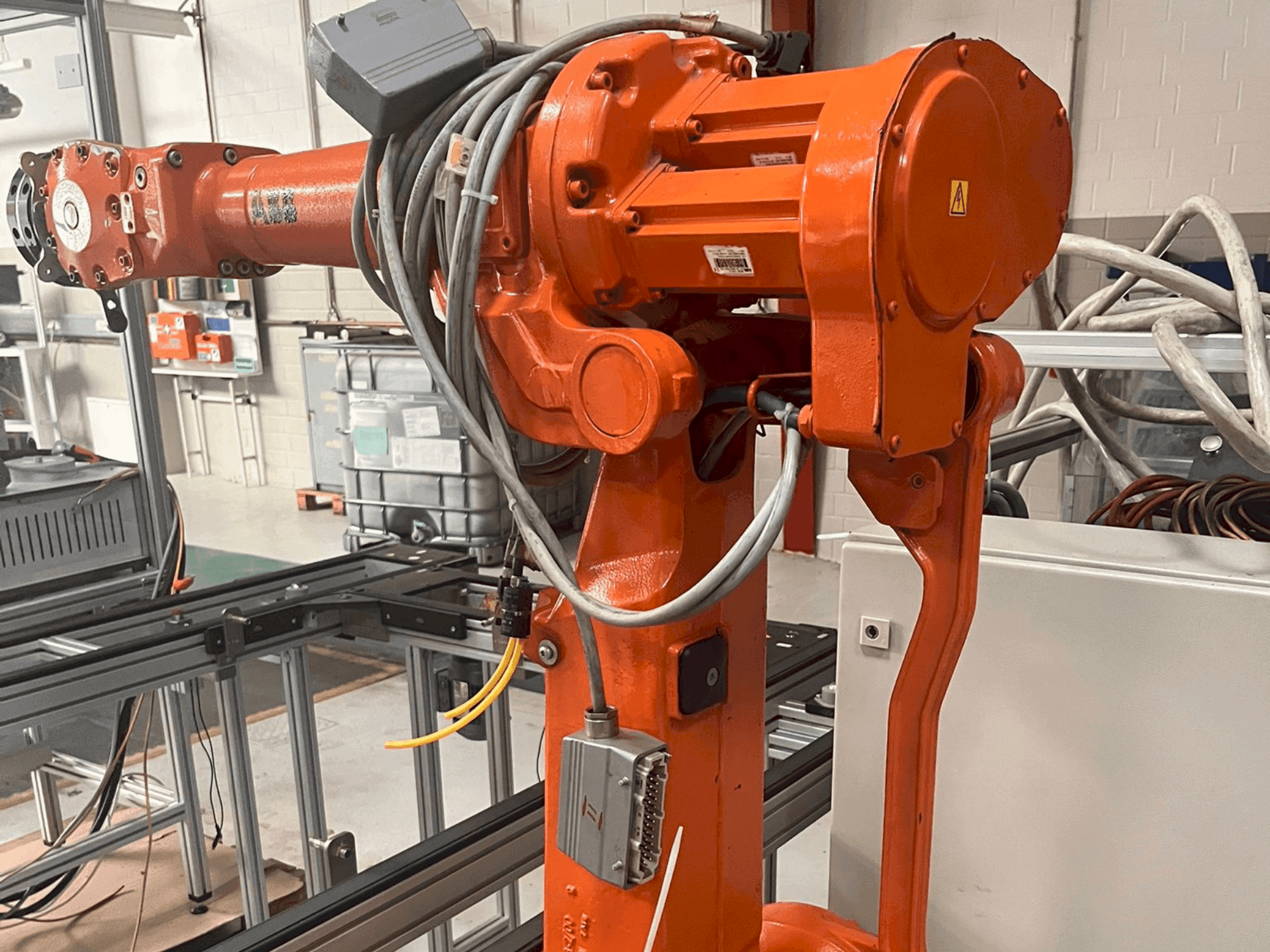 Mašīnas ABB IRB 2400 M2004 pretskats