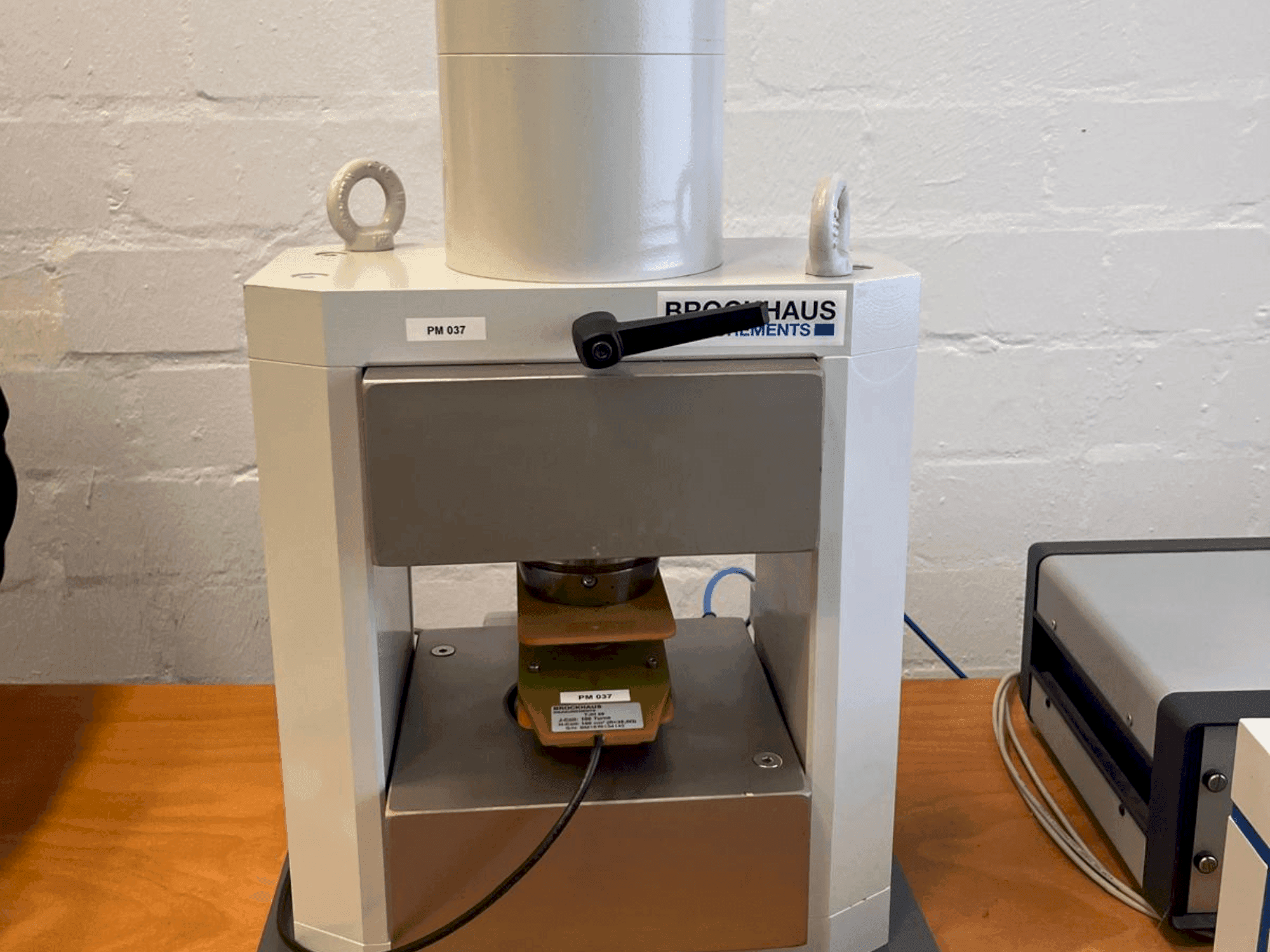 Mašīnas BROCKHAUS HG200 D pretskats