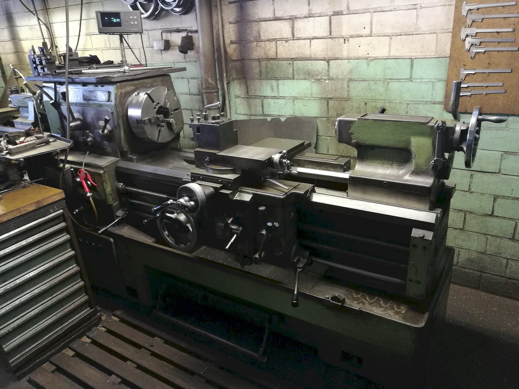 Mašīnas MORI SEIKI MR 1000 skats  no labās puses