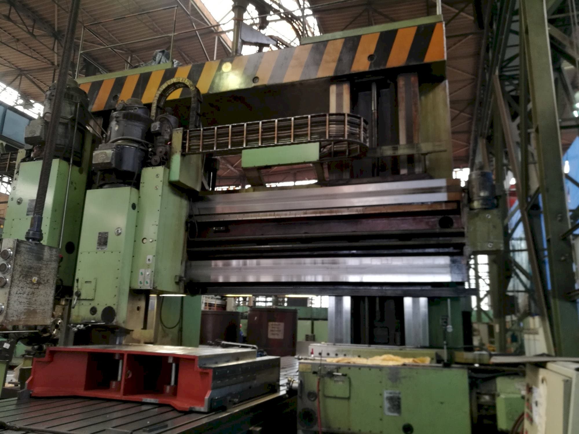 Mašīnas TOS FRV-D 20 x 40  pretskats