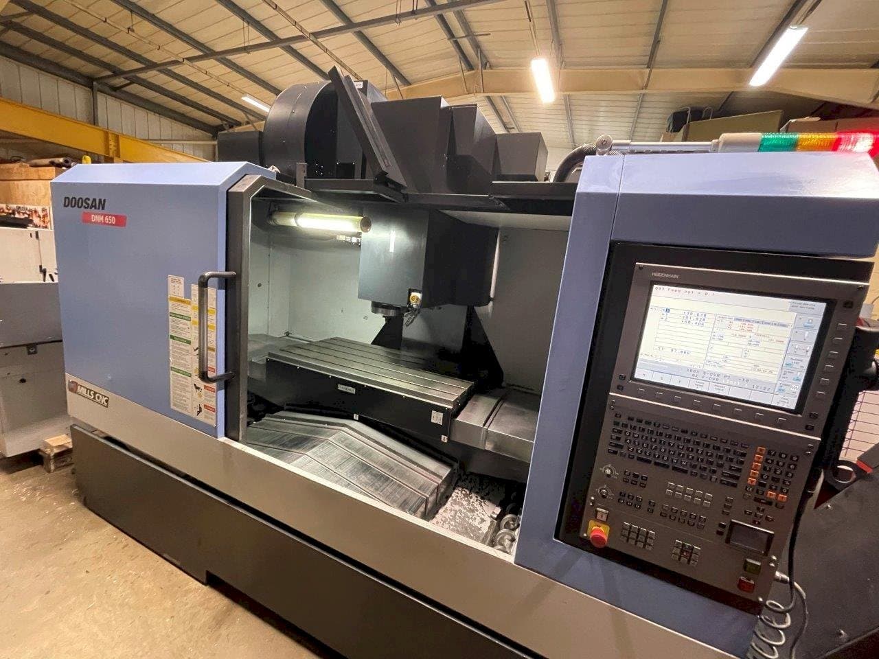 Mašīnas Doosan DNM650 pretskats