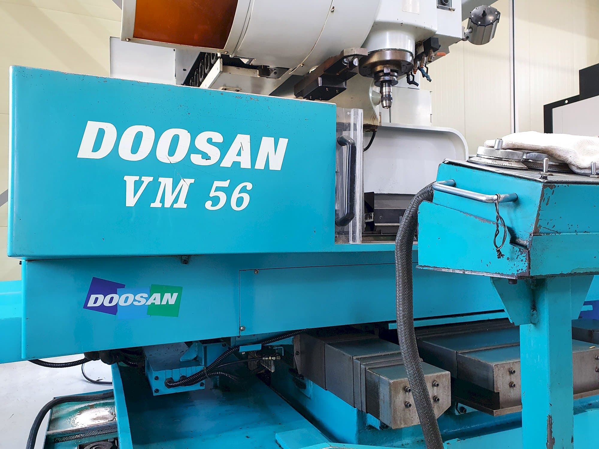 Mašīnas Doosan VM56 pretskats