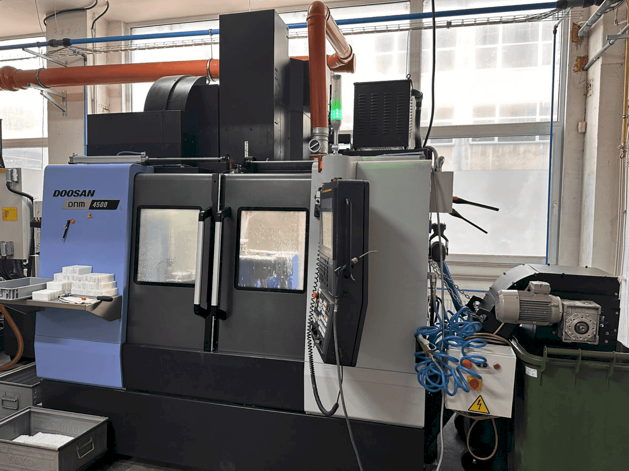 Mašīnas DOOSAN DNM 4500 pretskats