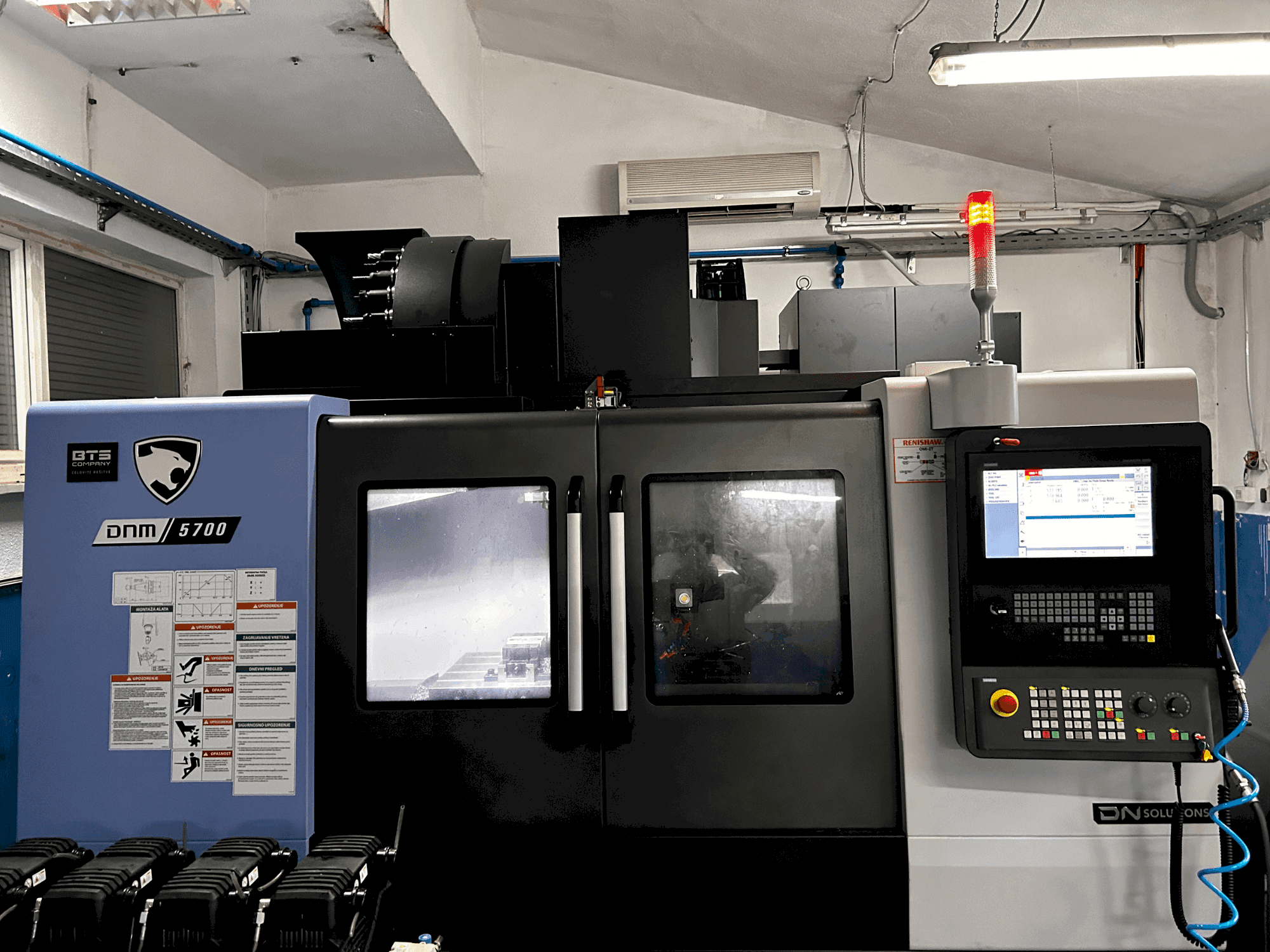 Mašīnas DN SOLUTIONS DNM 5700  pretskats