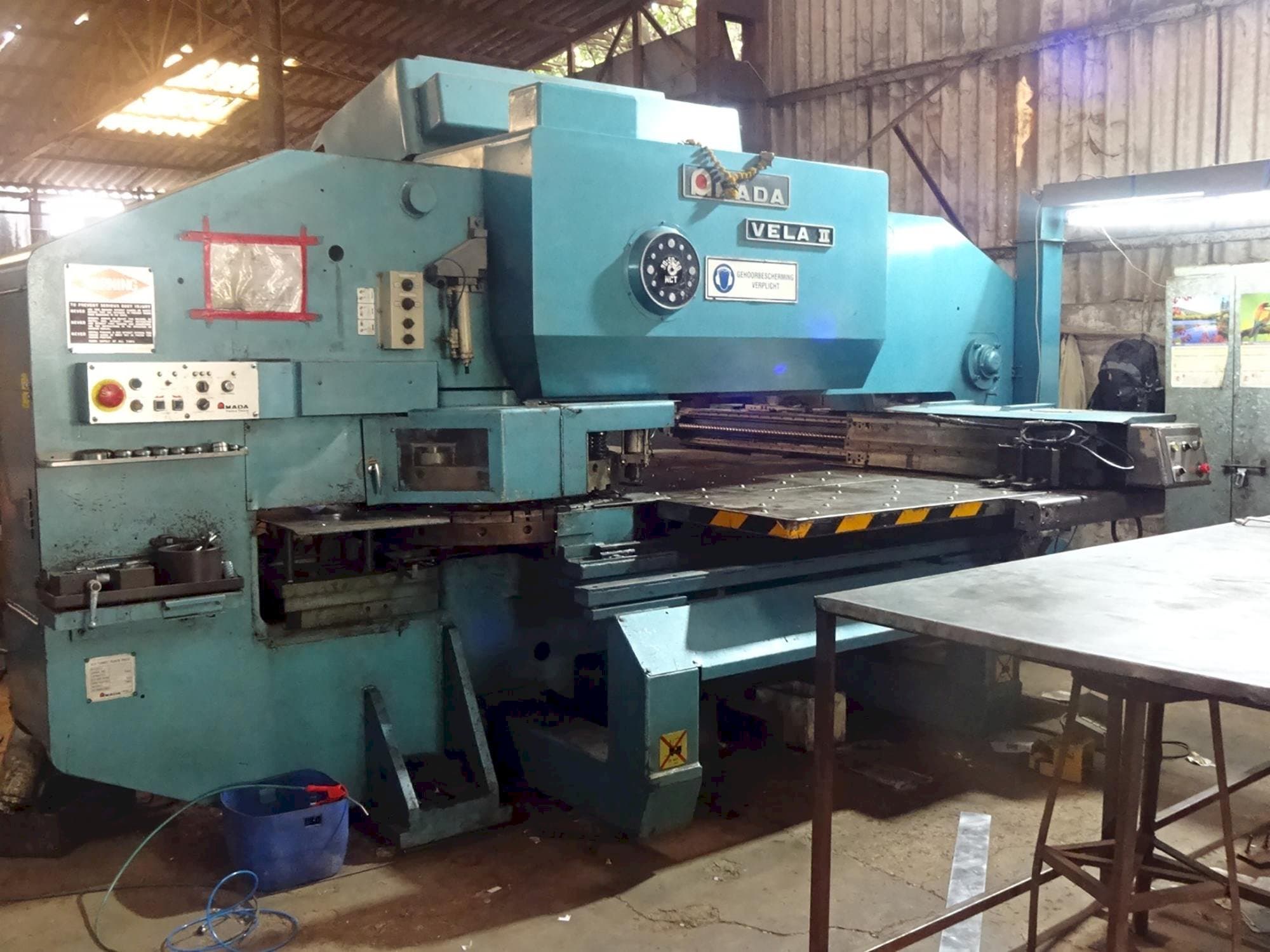 Mašīnas AMADA skats VELA II 355 no kreisās puses