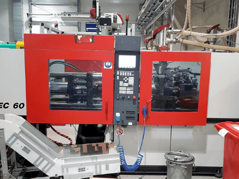 Mašīnas FERROMATIK MILACRON 600-355 K-TEC  pretskats