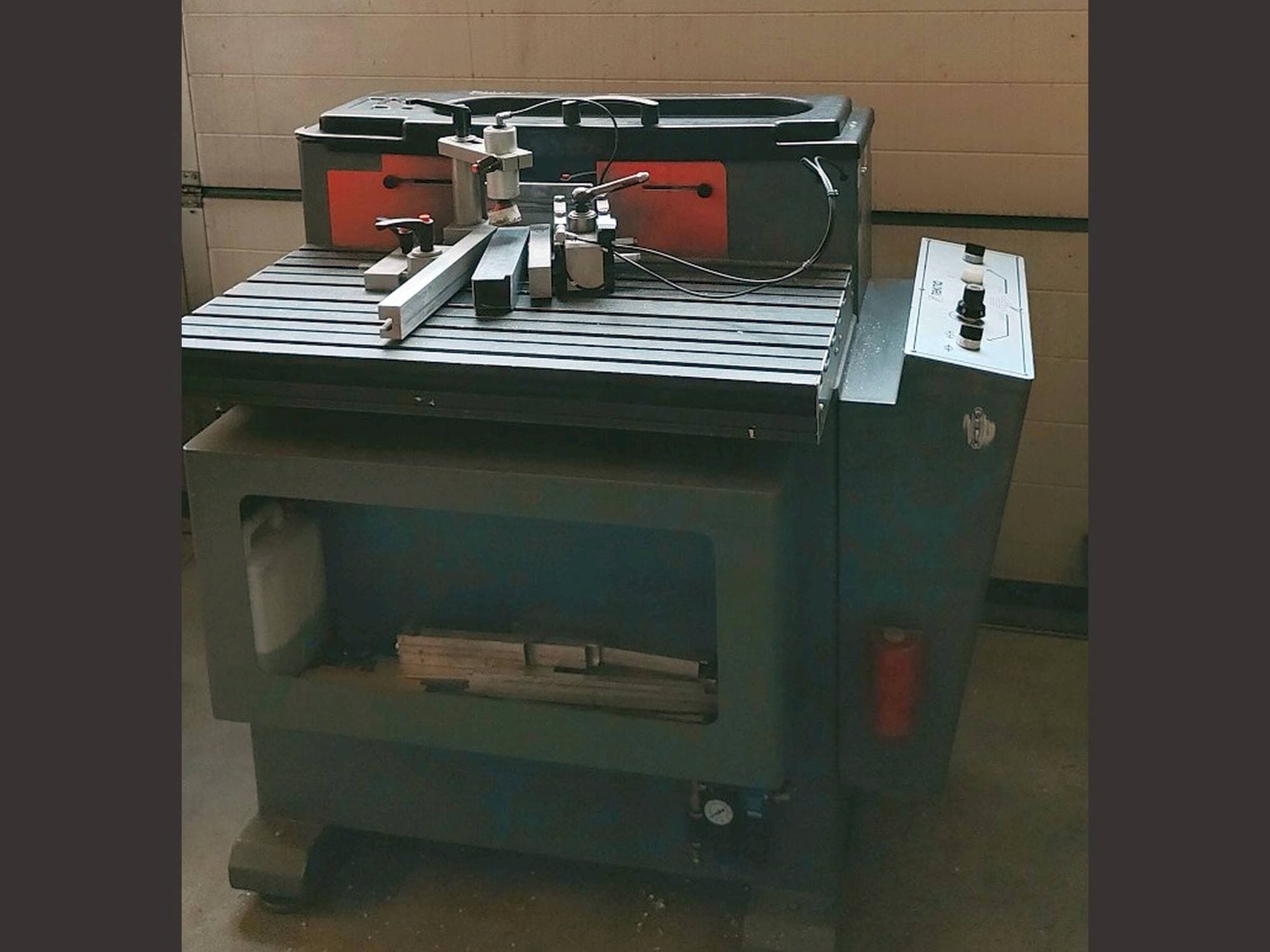 Mašīnas Tekna TK661 kreisās malas skats