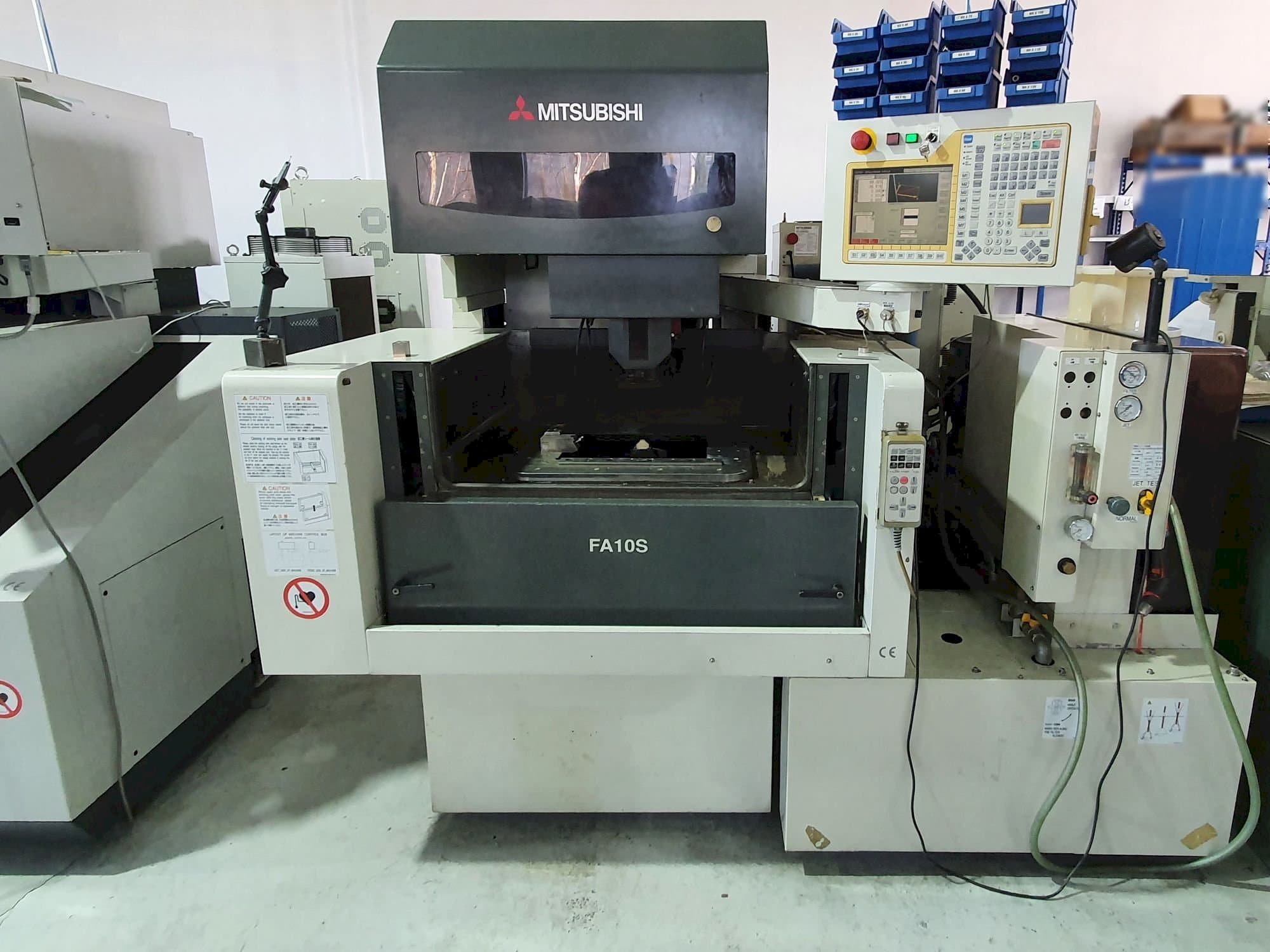 Mašīnas Mitsubishi FA10SM pretskats