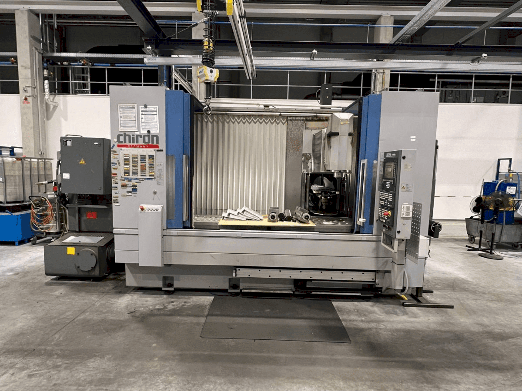 Mašīnas CHIRON Mill 2000 pretskats