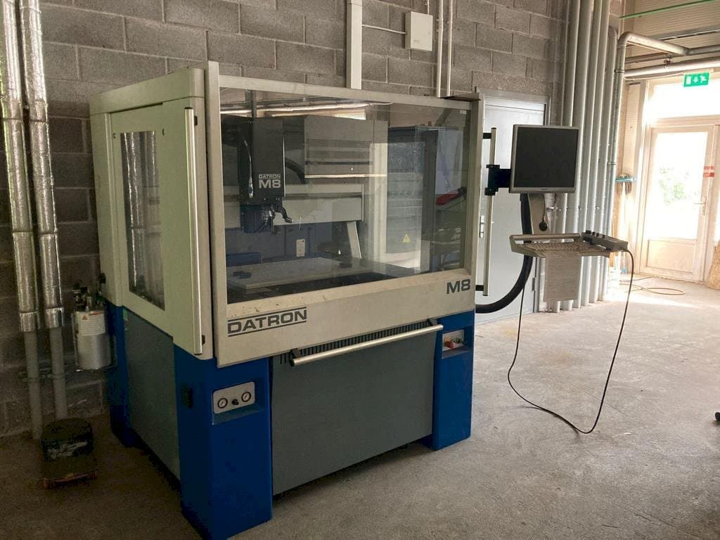 Mašīnas Datron M8A pretskats