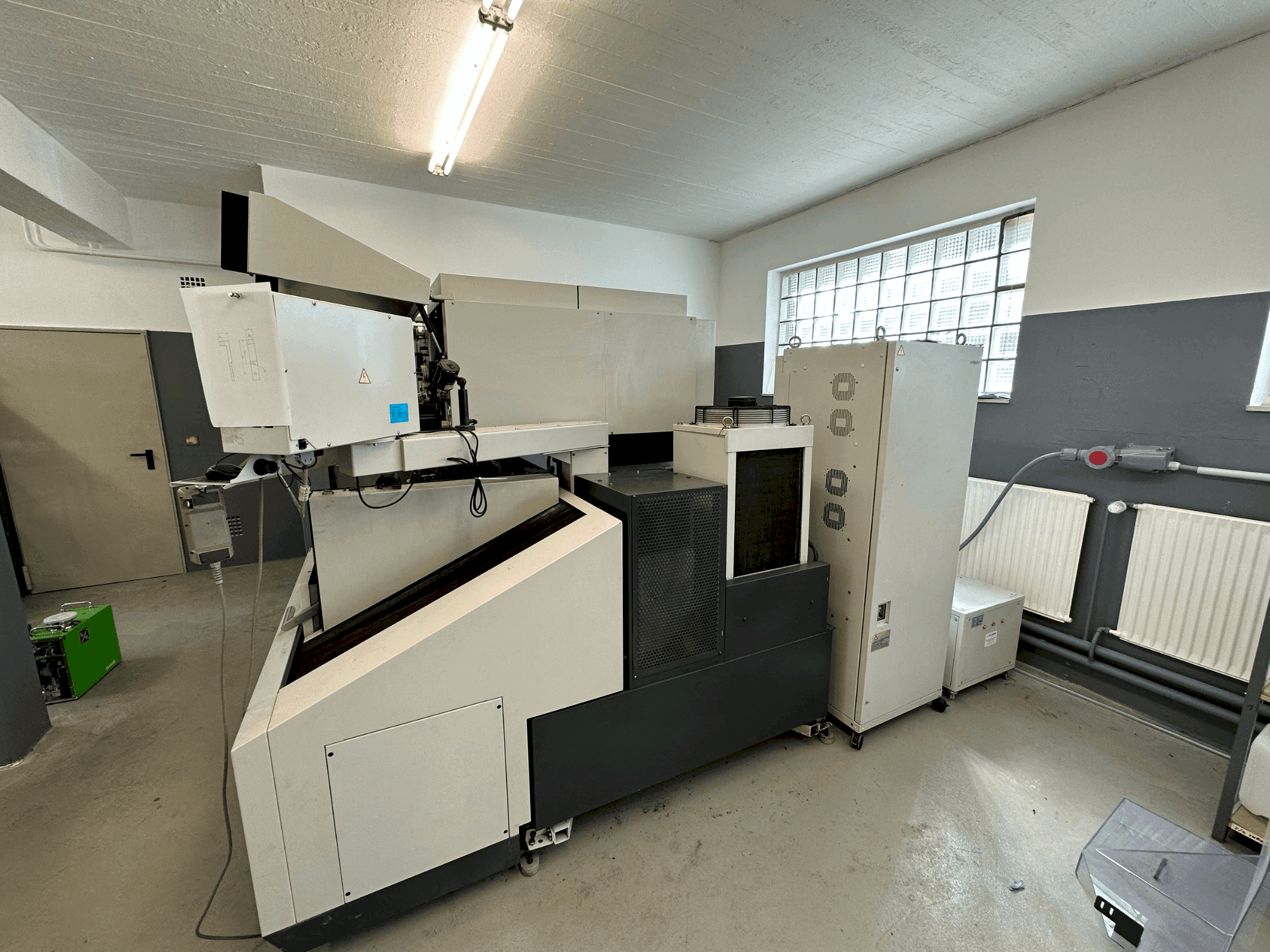 Mašīnas Mitsubishi MV1200S  pretskats