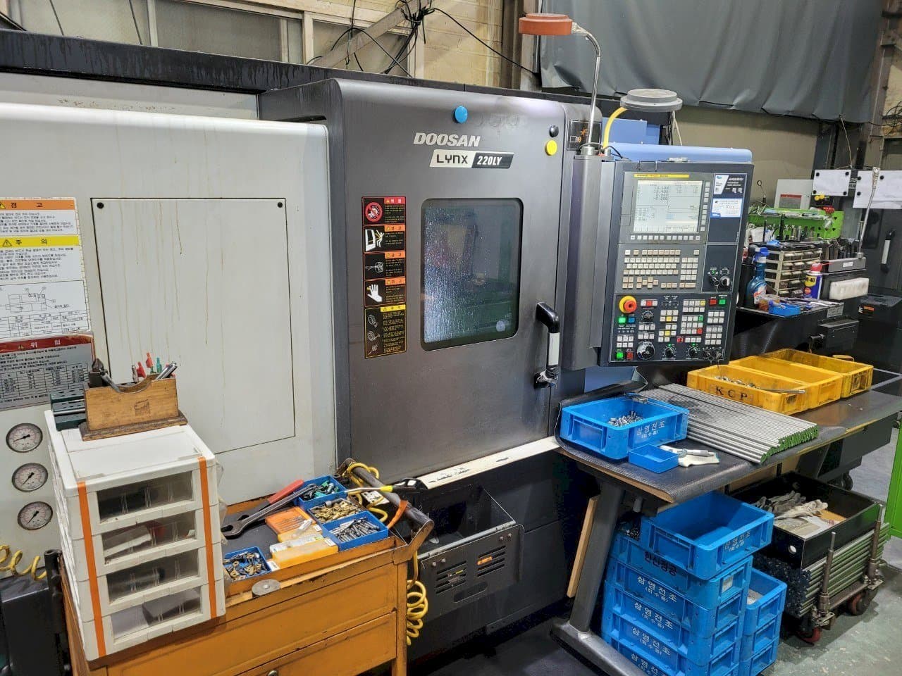 Mašīnas Doosan LYNX220LYA pretskats